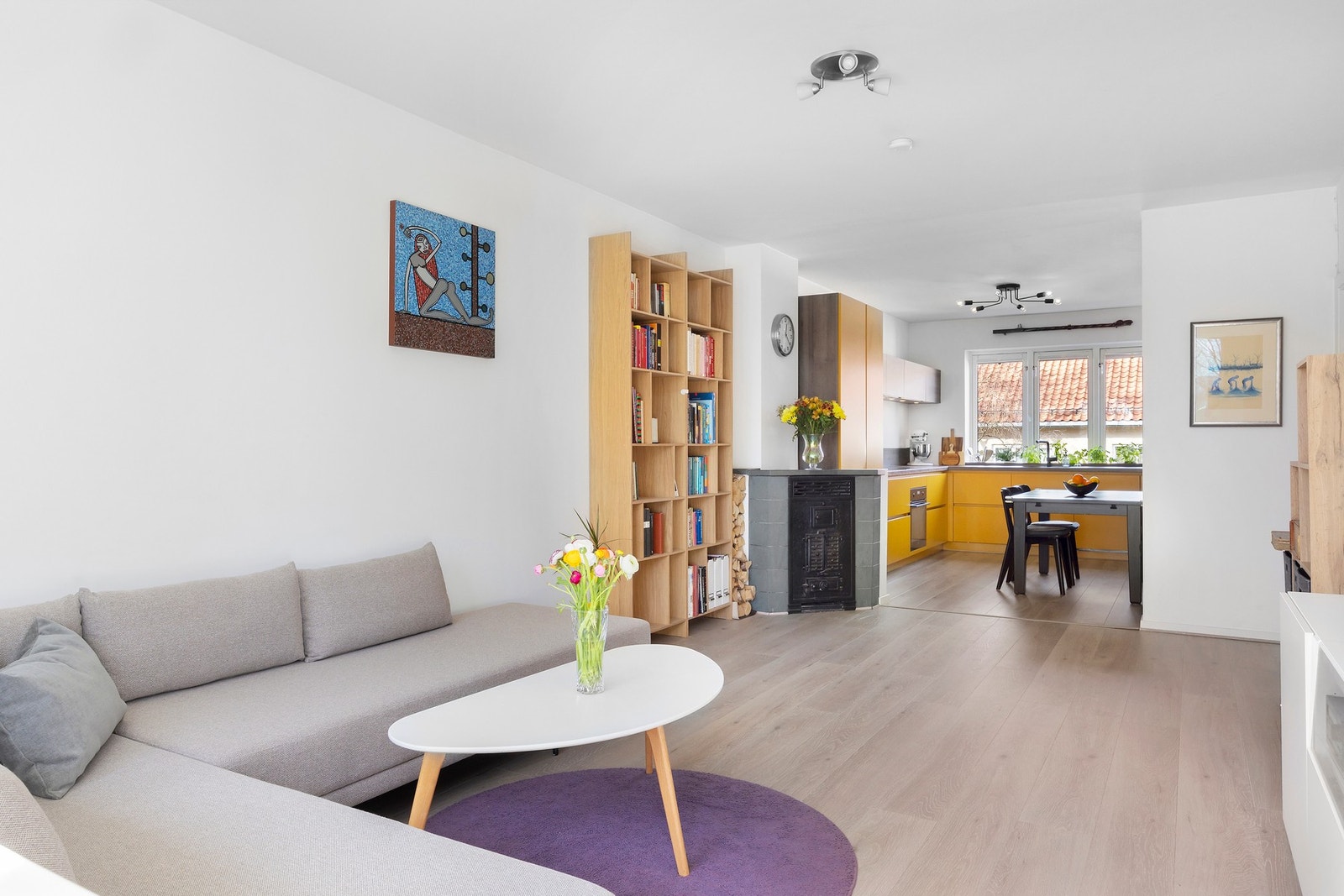 Stuen er lys og luftig med fantastiske muligheter for møblering. La fantasien få fritt spillerom! Galleribilde