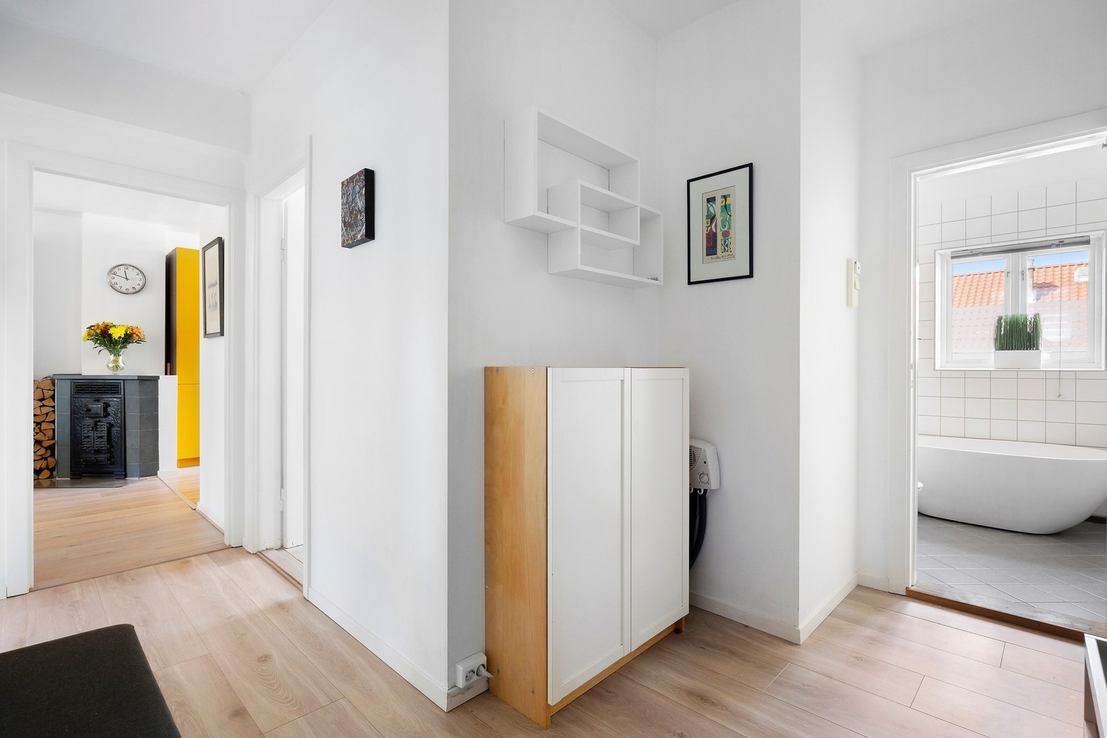 Fra stuen inn til badet Galleribilde