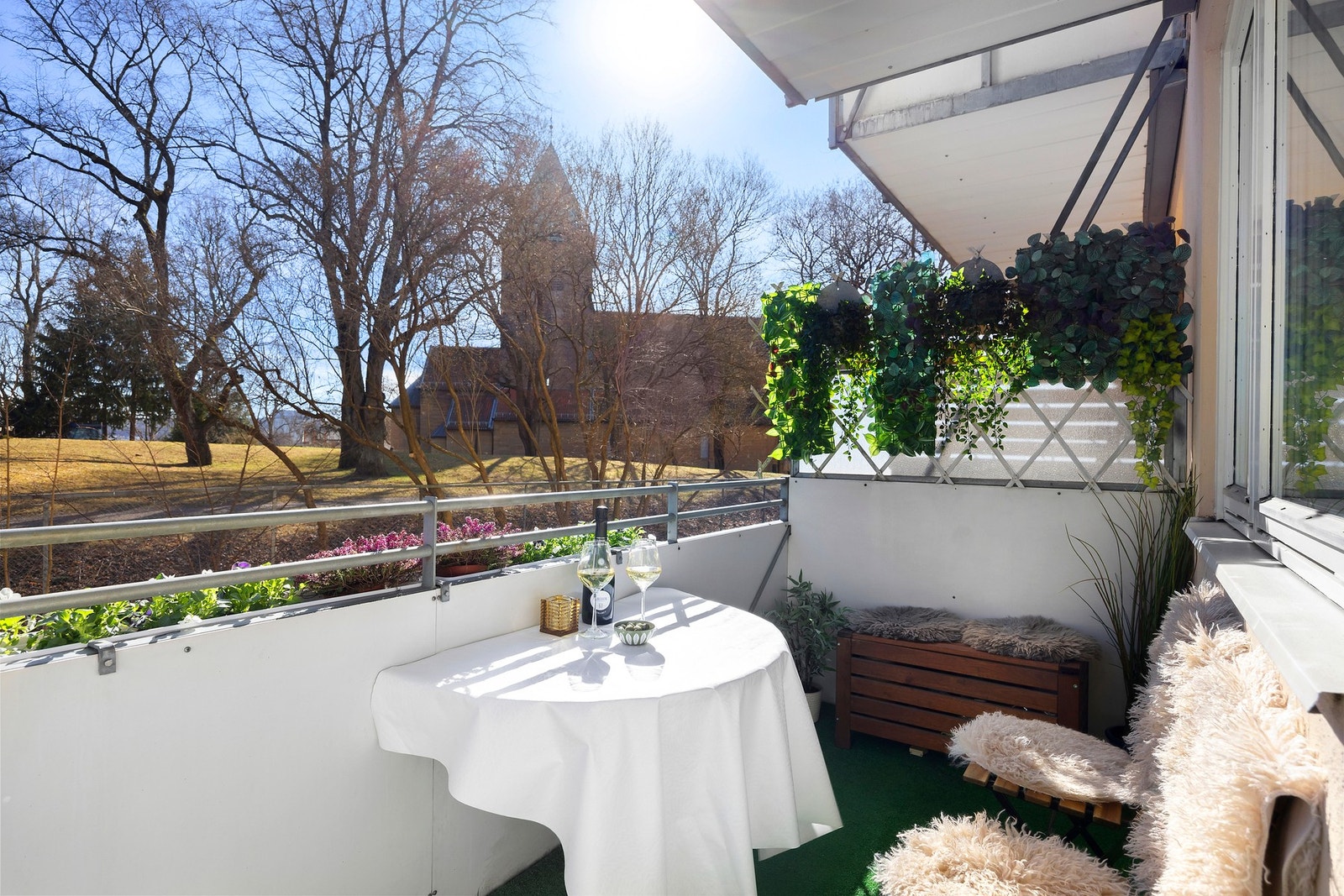 Balkongen blir som en forlengelse av stuen på sommerstid Galleribilde