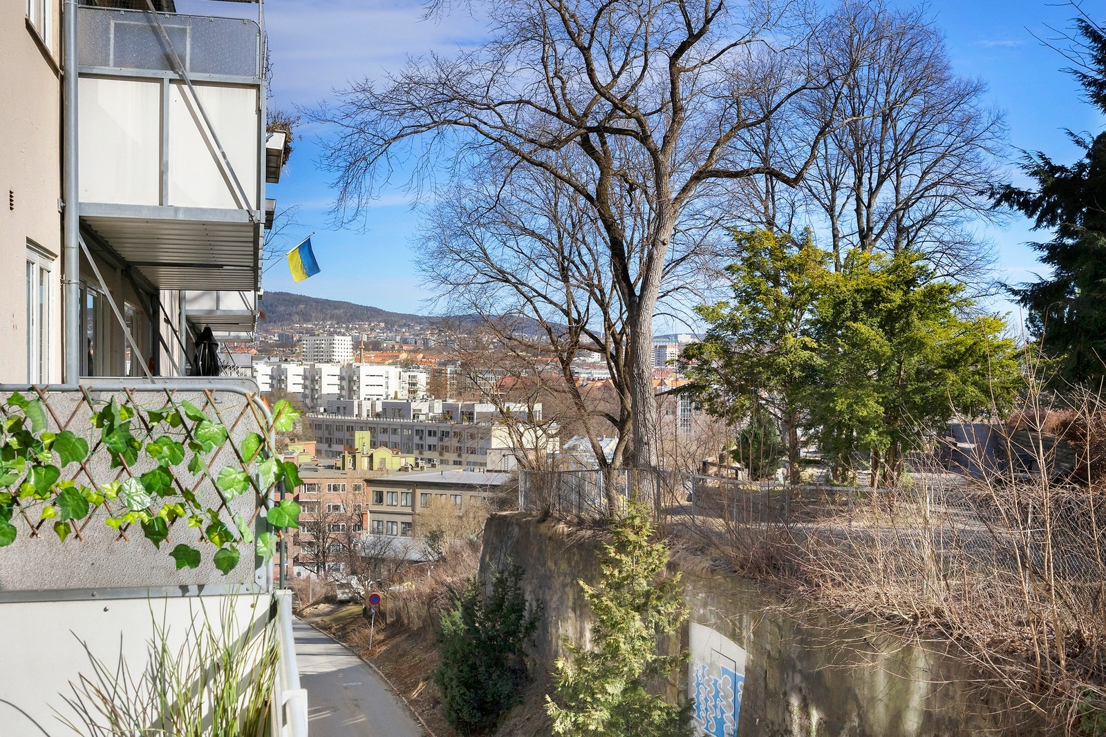 Hyggelig utsyn fra balkongen - her kan man se helt til Grefsenkollen! Galleribilde