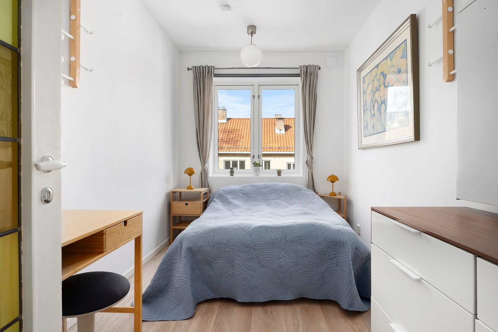 Meget romslig hovedsoverom med rikelig plass til en komfortabel dobbeltseng, tilpasset møblement og praktiske garderobeløsninger. Rommet vender ut mot rolig bakgård Galleribilde