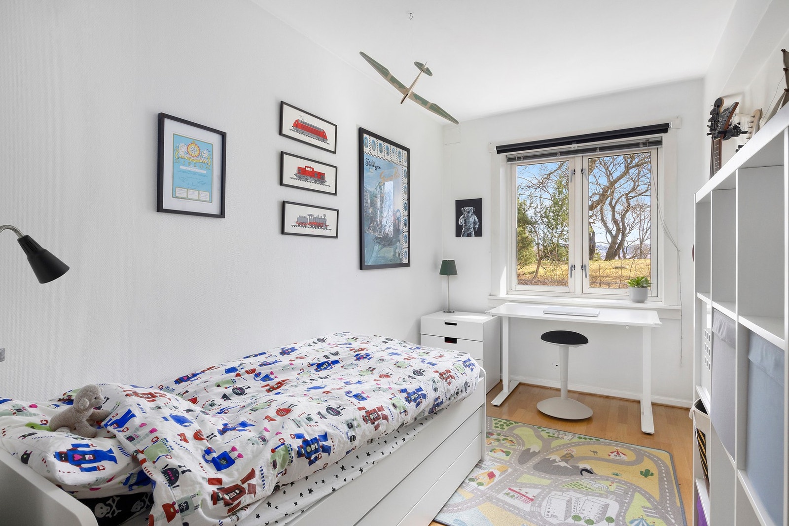 Rommet får godt med lys inn og skaper en god atmosfære i rommet Galleribilde