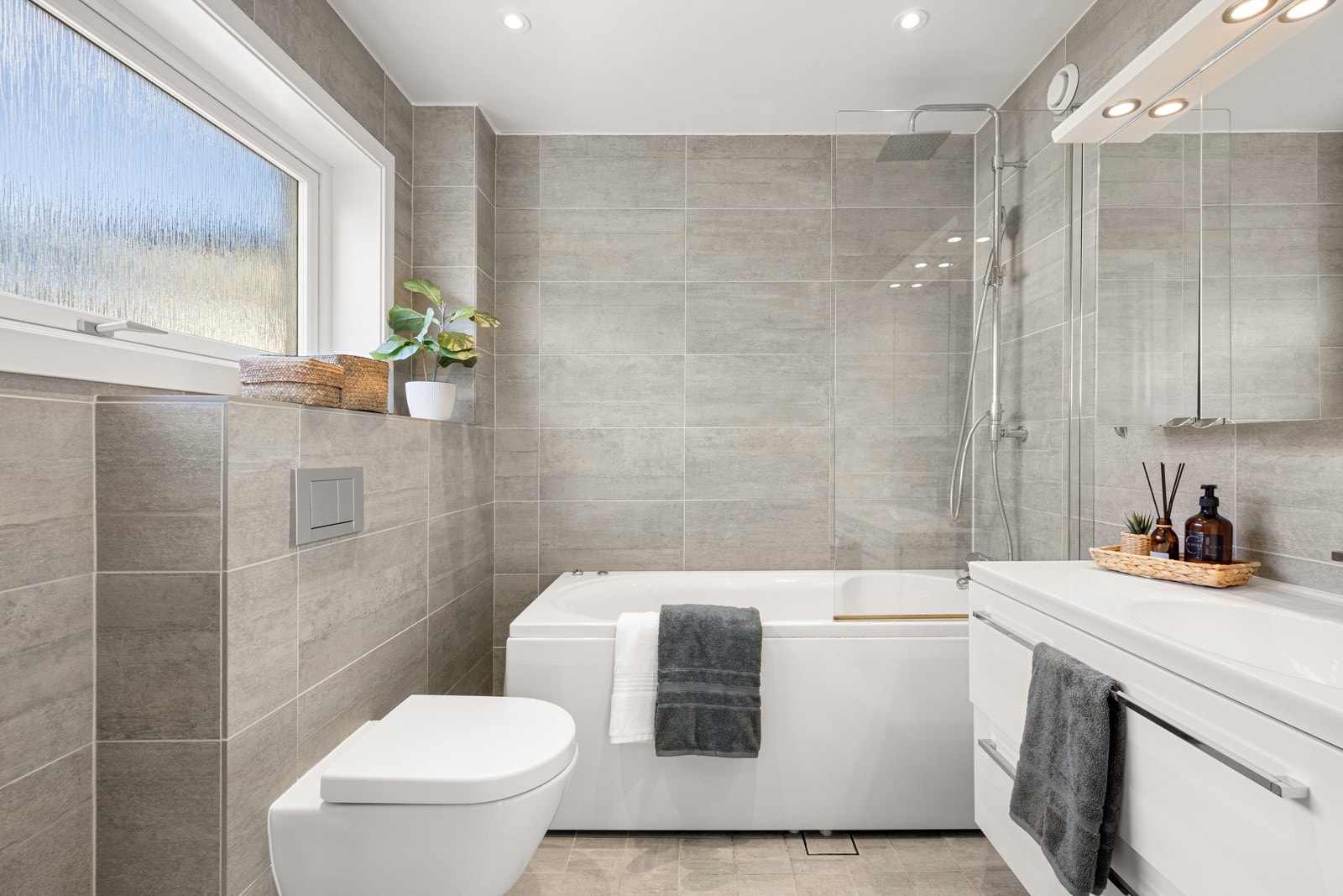 Bad i andre etasje med badekar. Galleribilde