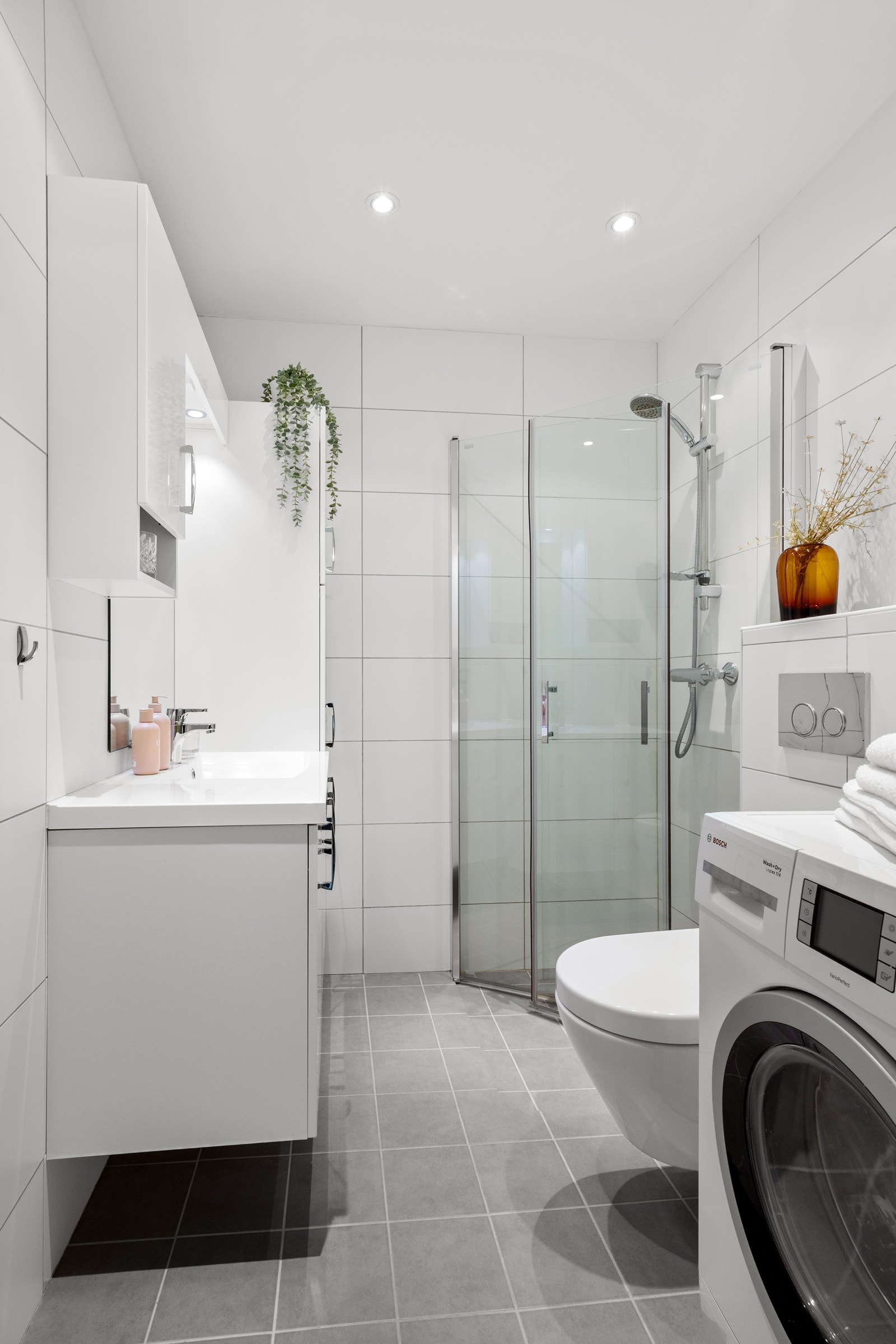 Bad i hybel med opplegg vaskemaskin Galleribilde