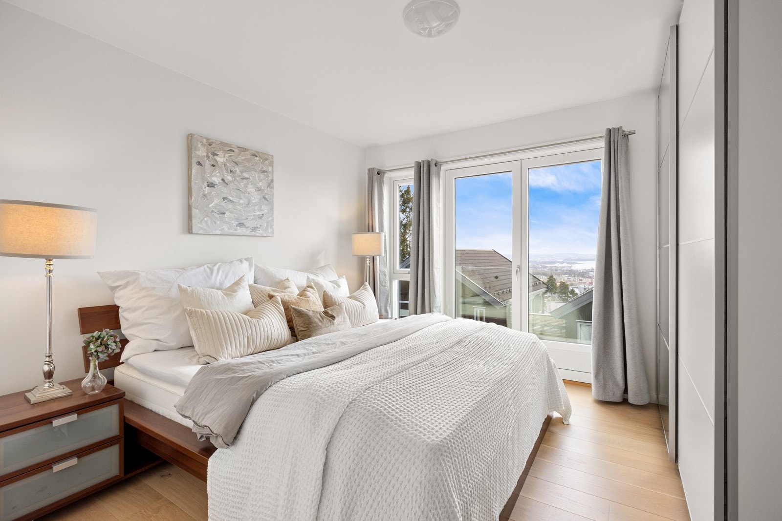 Store skyvedørsgarderober på soverommet Galleribilde