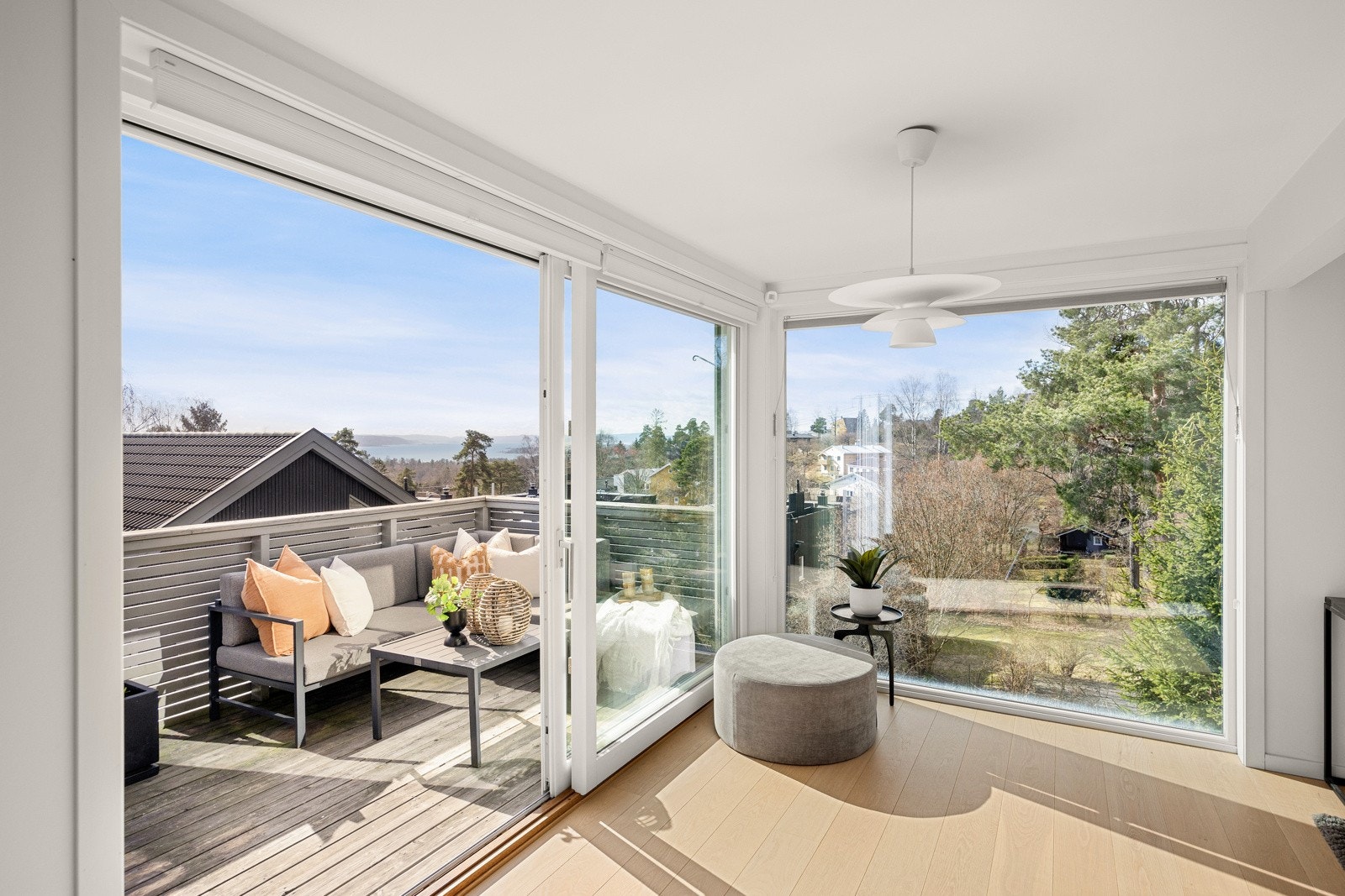 Store vidnduer som gir naturlig lys inn i boligen Galleribilde