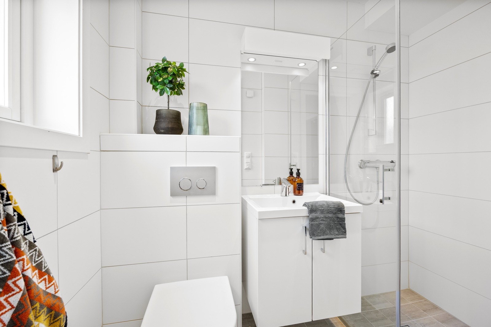 Bad i første etasje med dusj Galleribilde