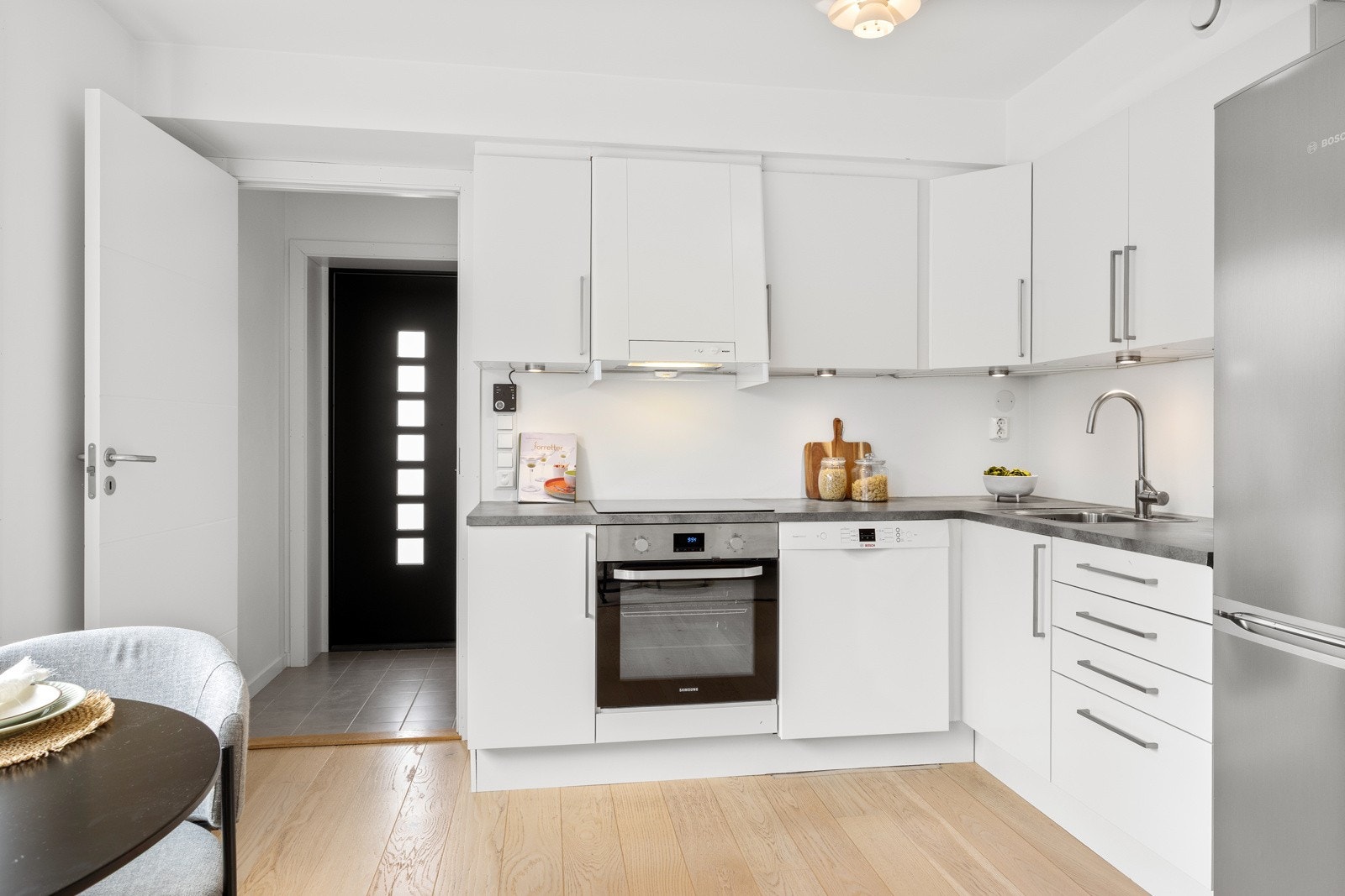 Kjøkken i hybel har dels integrerte hvitevarere Galleribilde