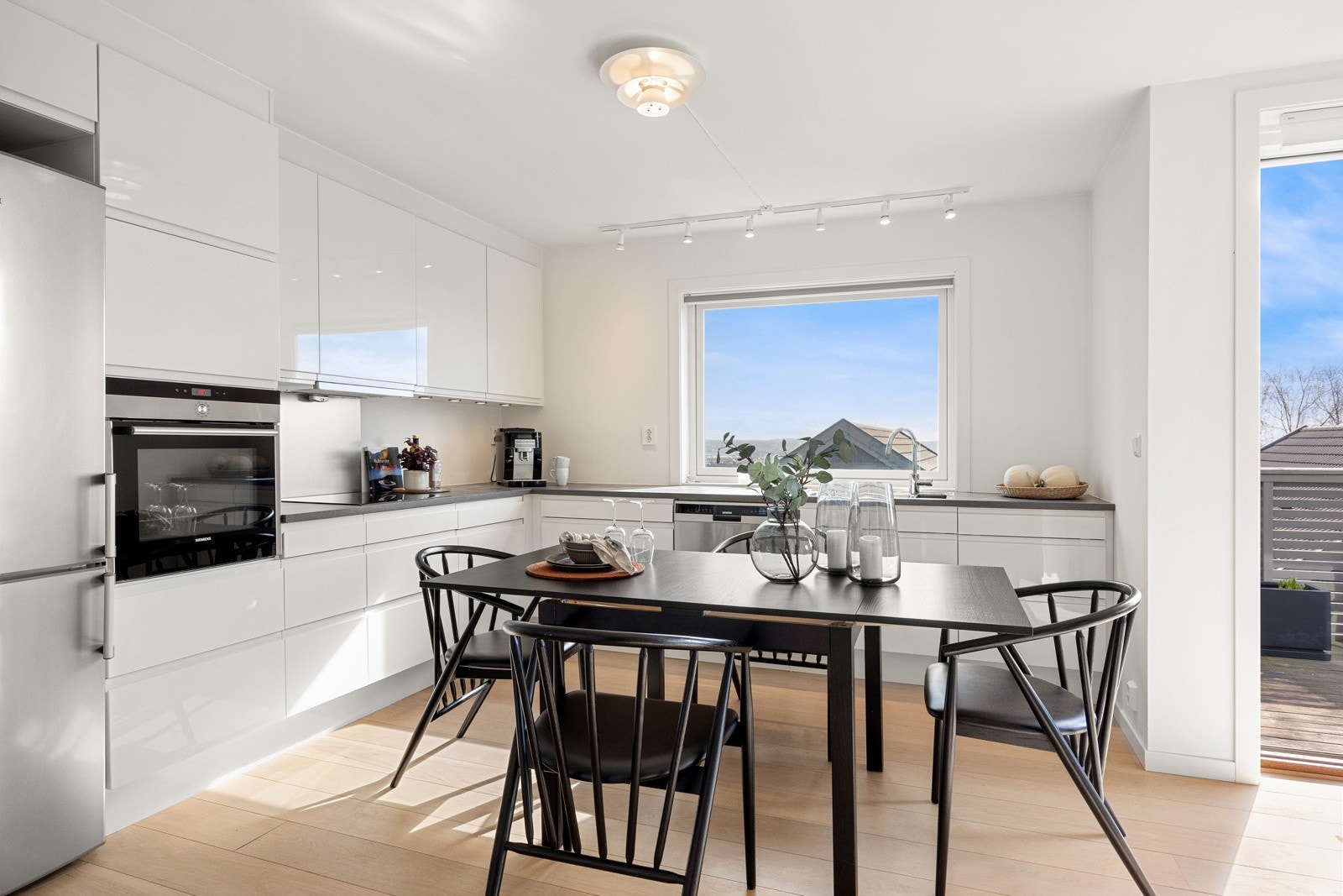 Spiseplass på kjøkken. Galleribilde