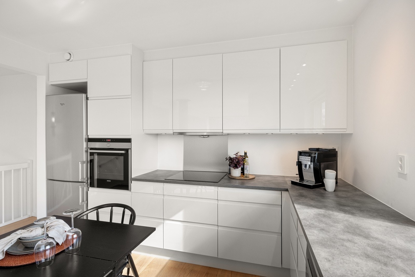 Hvitt kjøkken med integrerte hvitevarer og god arbeidsplass Galleribilde