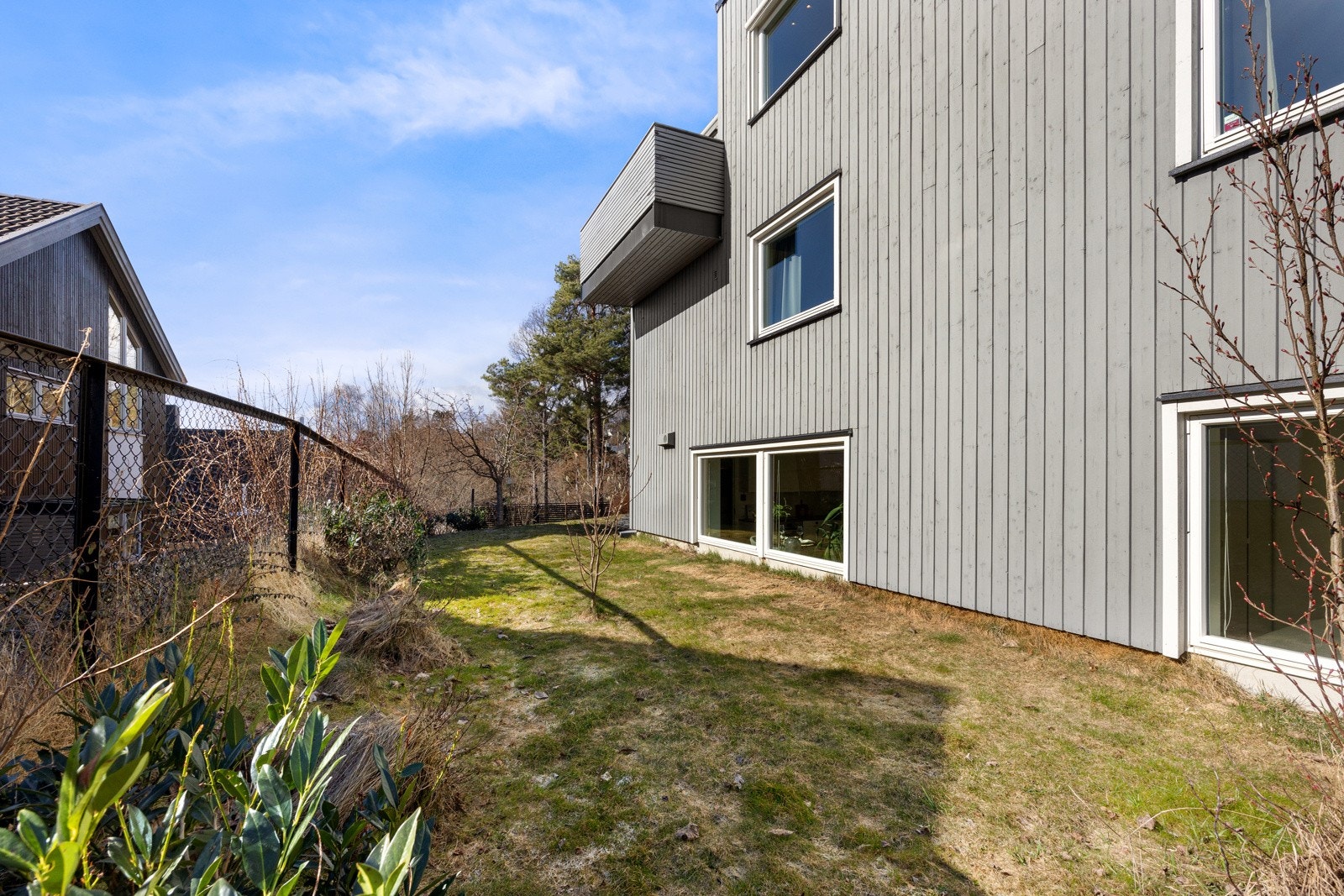 Tomten er opparbeidet og plass til lek og moro. Galleribilde