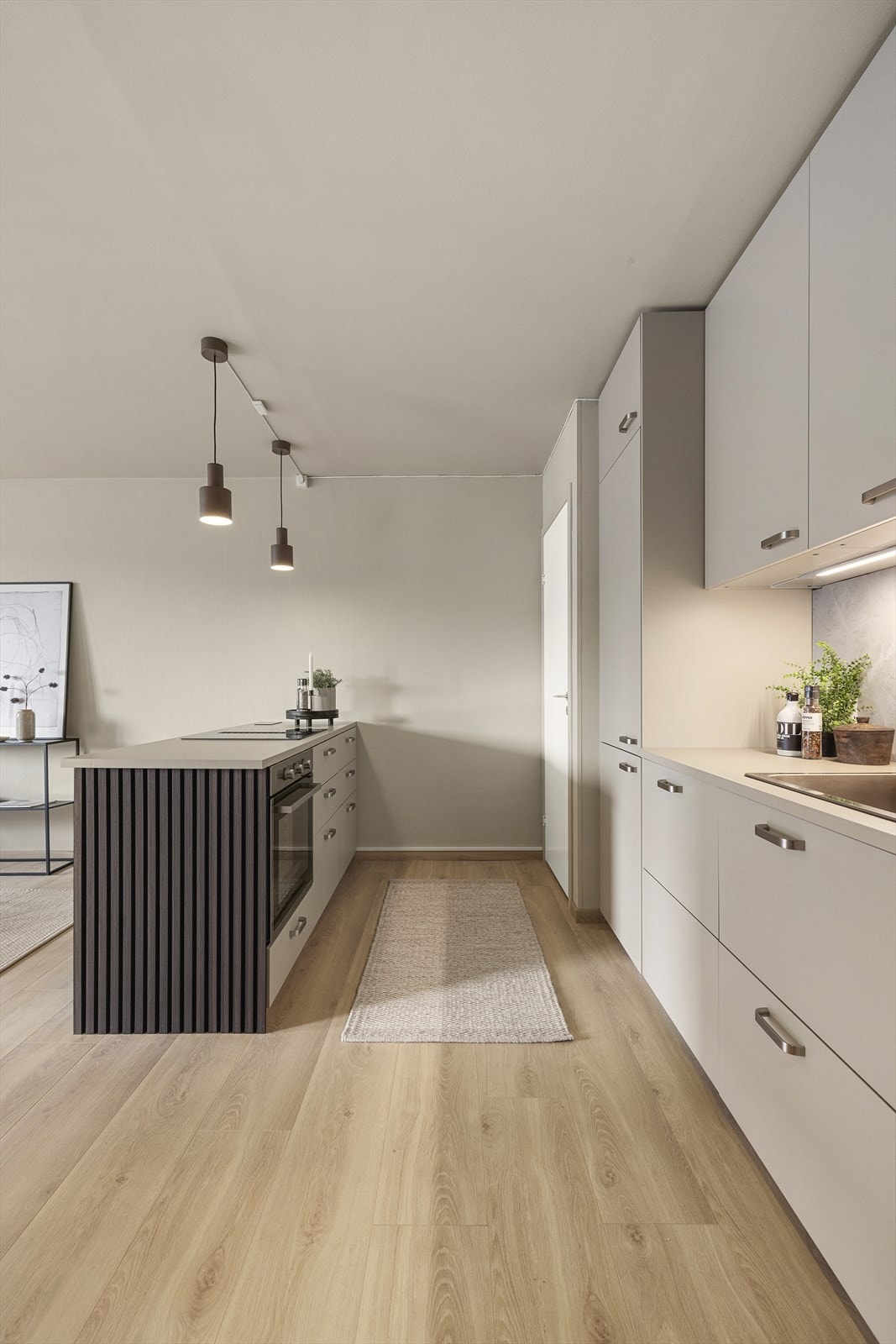 Kjøkkenet har moderne og stilren innredning, med tidsriktige fronter i matt utførelse. Galleribilde