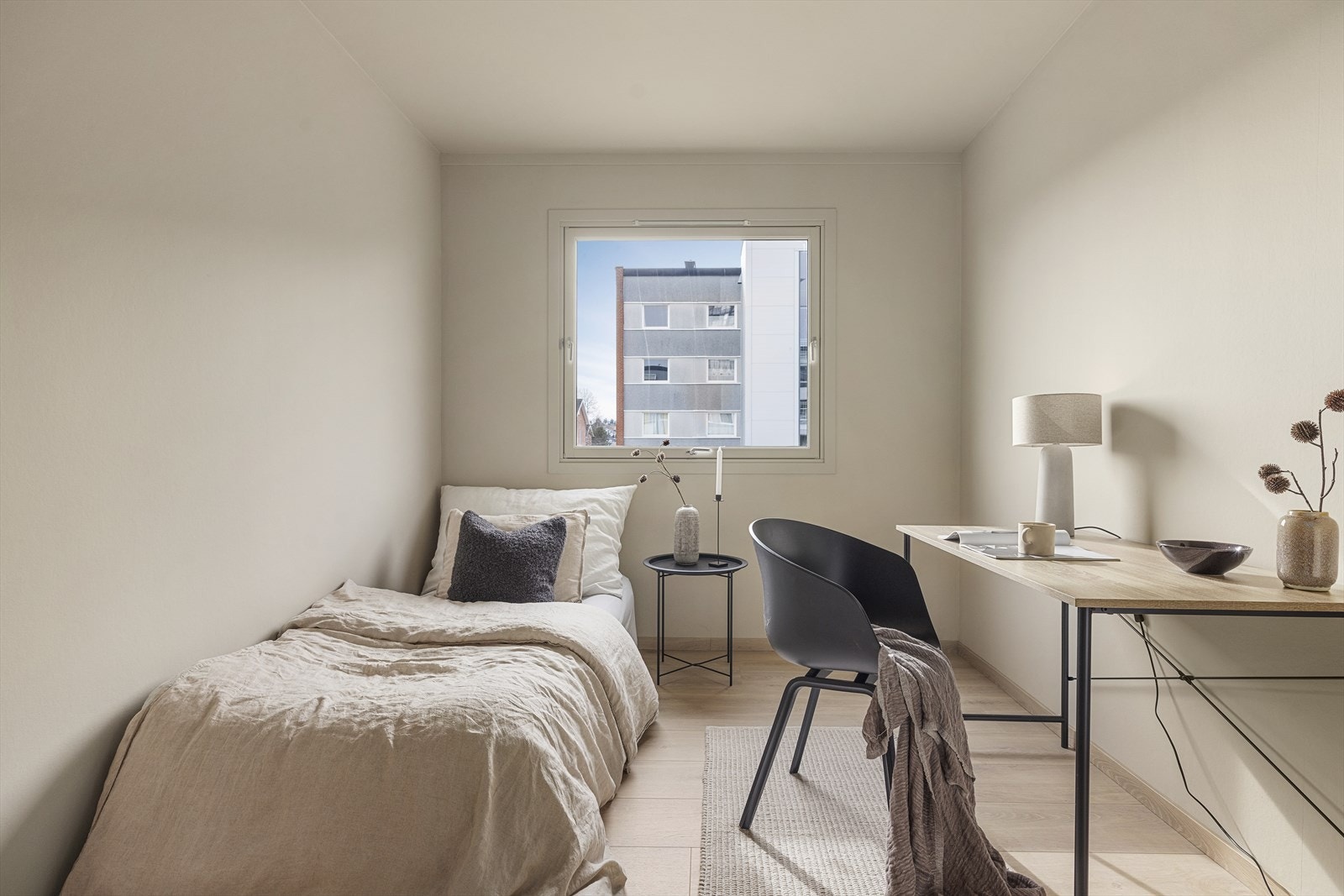 Soverom III har plass til seng og skrivebord, og er innredet med garderobeskap Galleribilde