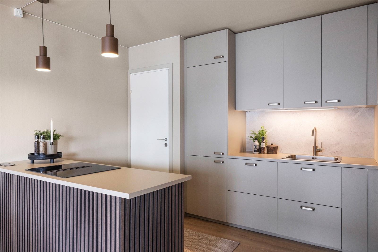 Det er god oppbevaringsplass i over- og underskap, samt godt med arbeidsplass på laminert benkeplate Galleribilde