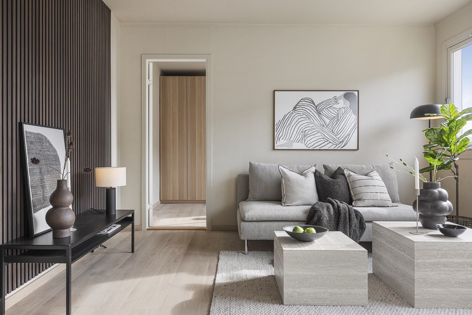 Store vindusflater gir gode lysforhold og utsikt mot fellesområdet Galleribilde