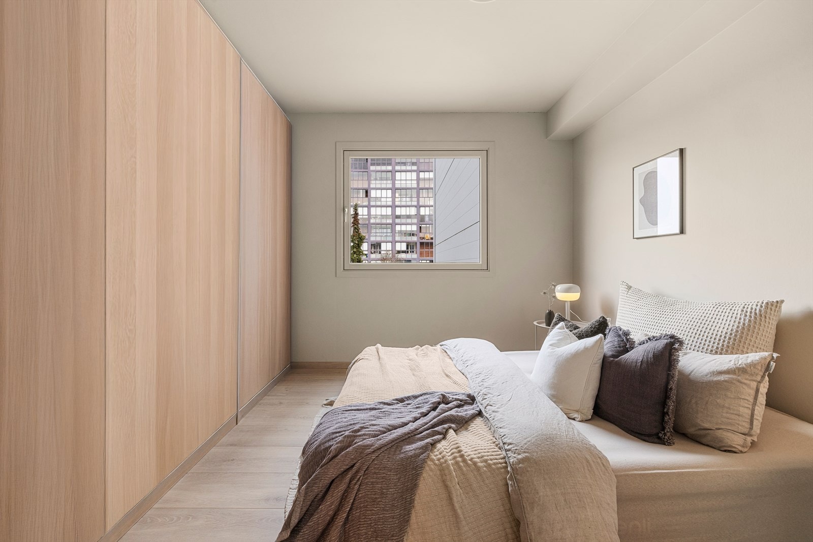 Hovedsoverommet har god plass til dobbeltseng og er innredet med stort garderobeskap Galleribilde