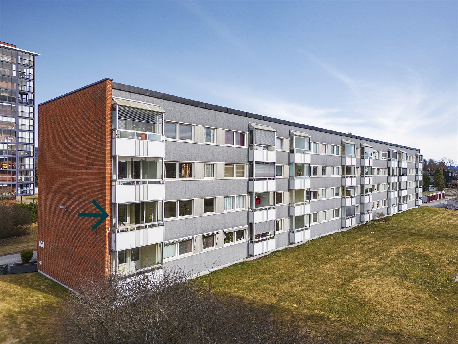 Denne lekre leiligheten ligger i 2.etasje med innglasset veranda mot vest og enkel adkomst via heis fra inngang Galleribilde