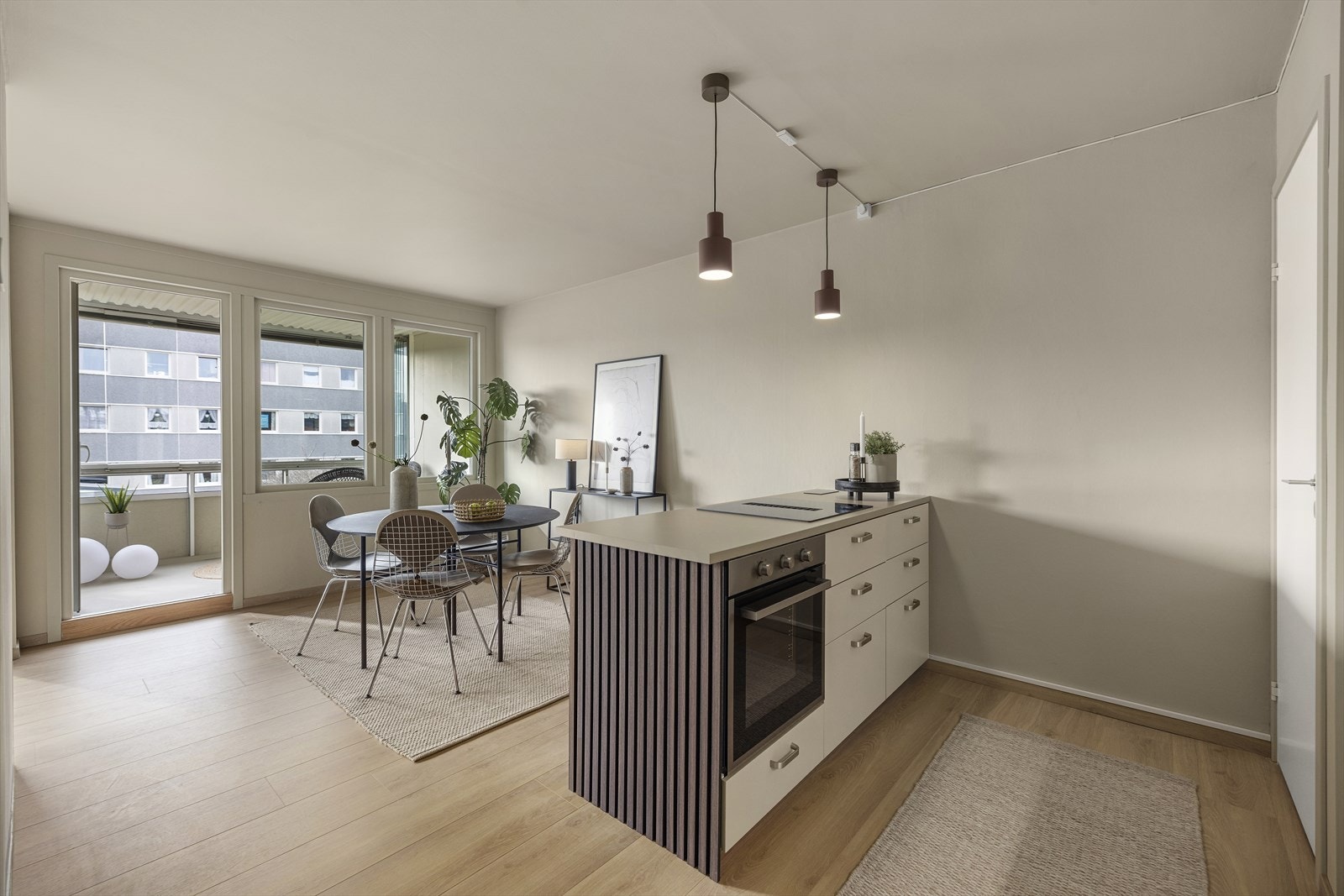 Lys og åpen løsning mellom kjøkken og spisestuen Galleribilde