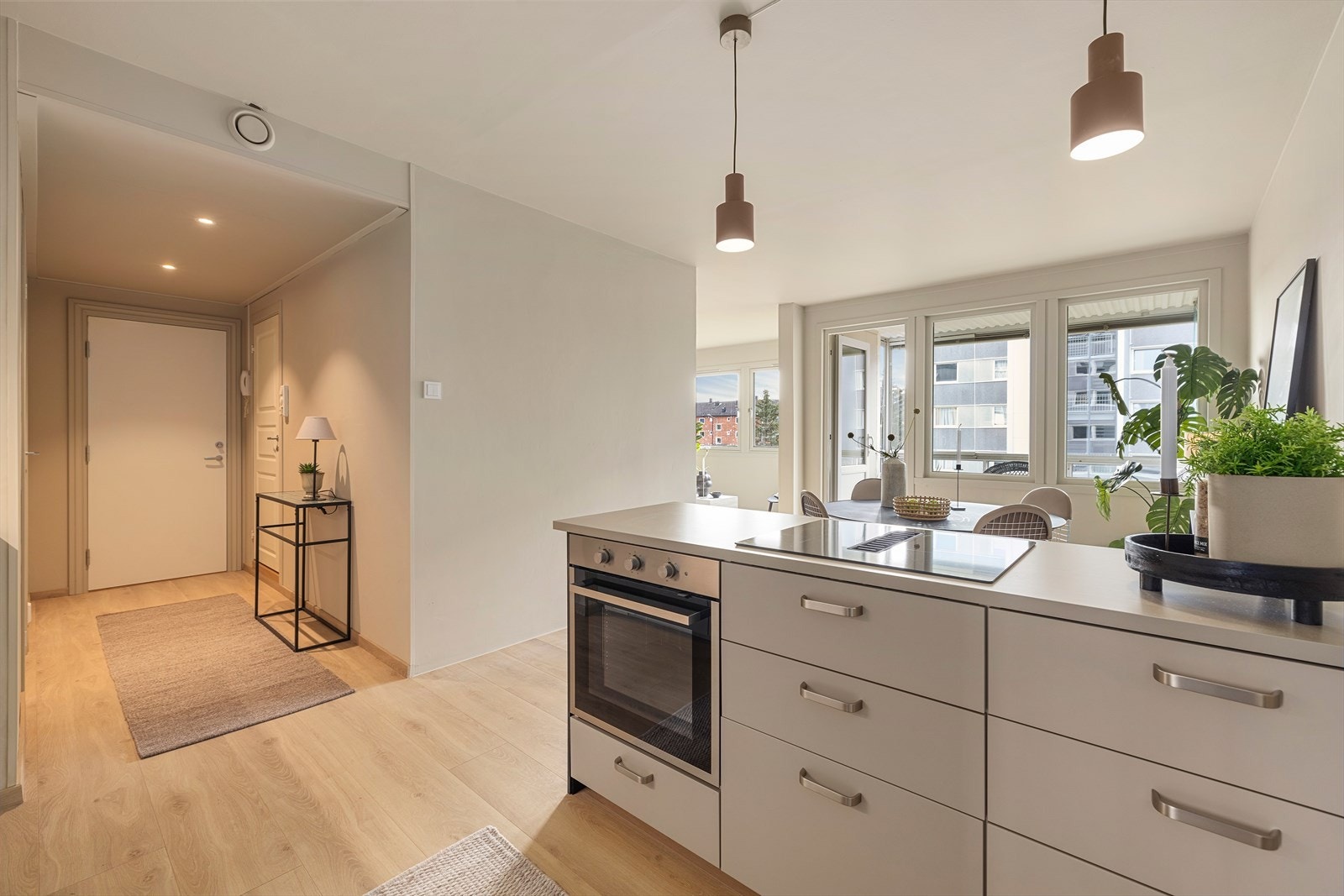 Kjøkkenet fremstår som et svært hyggelig og sosialt rom med åpen løsning til spisestuen og stuen Galleribilde