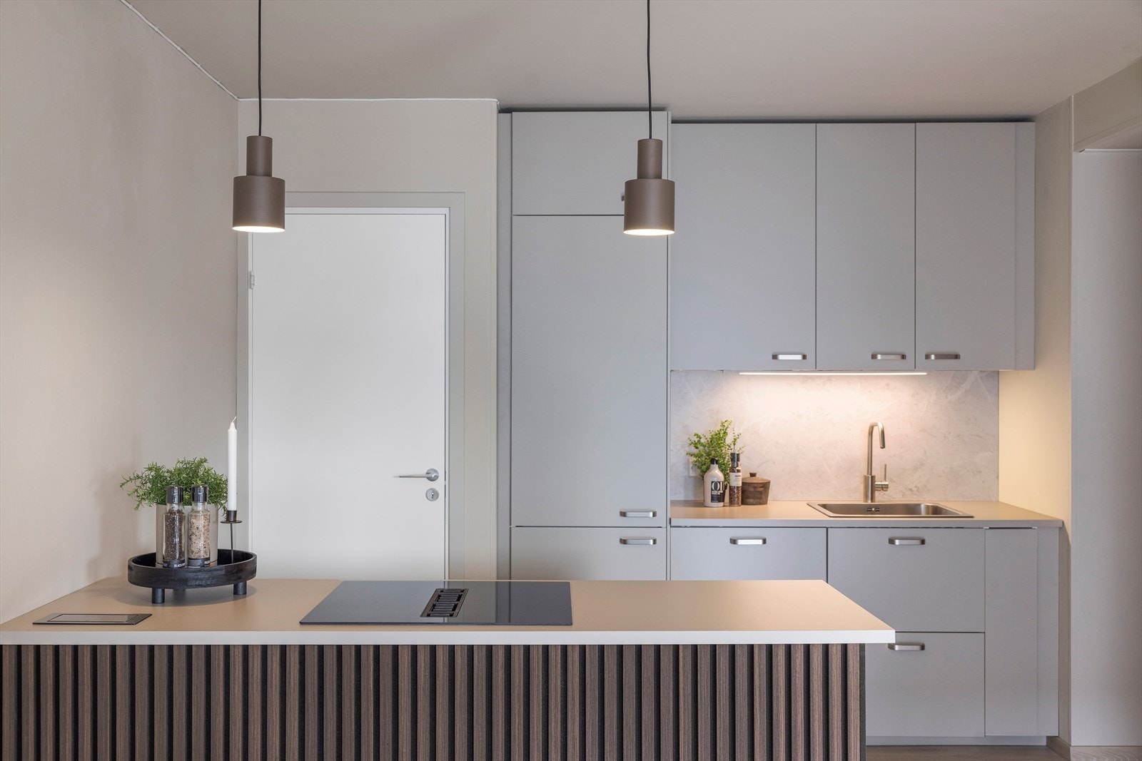 Integrerte hvitevarer medfølger: Kjøl/frys, komfyr, platetopp og oppvaskmaskin Galleribilde