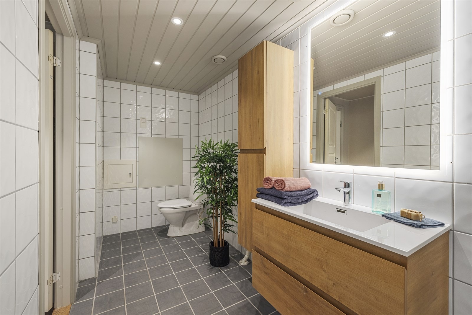 Badet er pusset opp i regi av borettslaget i 2012, mens innredningen er skiftet i 2024/2025 Galleribilde