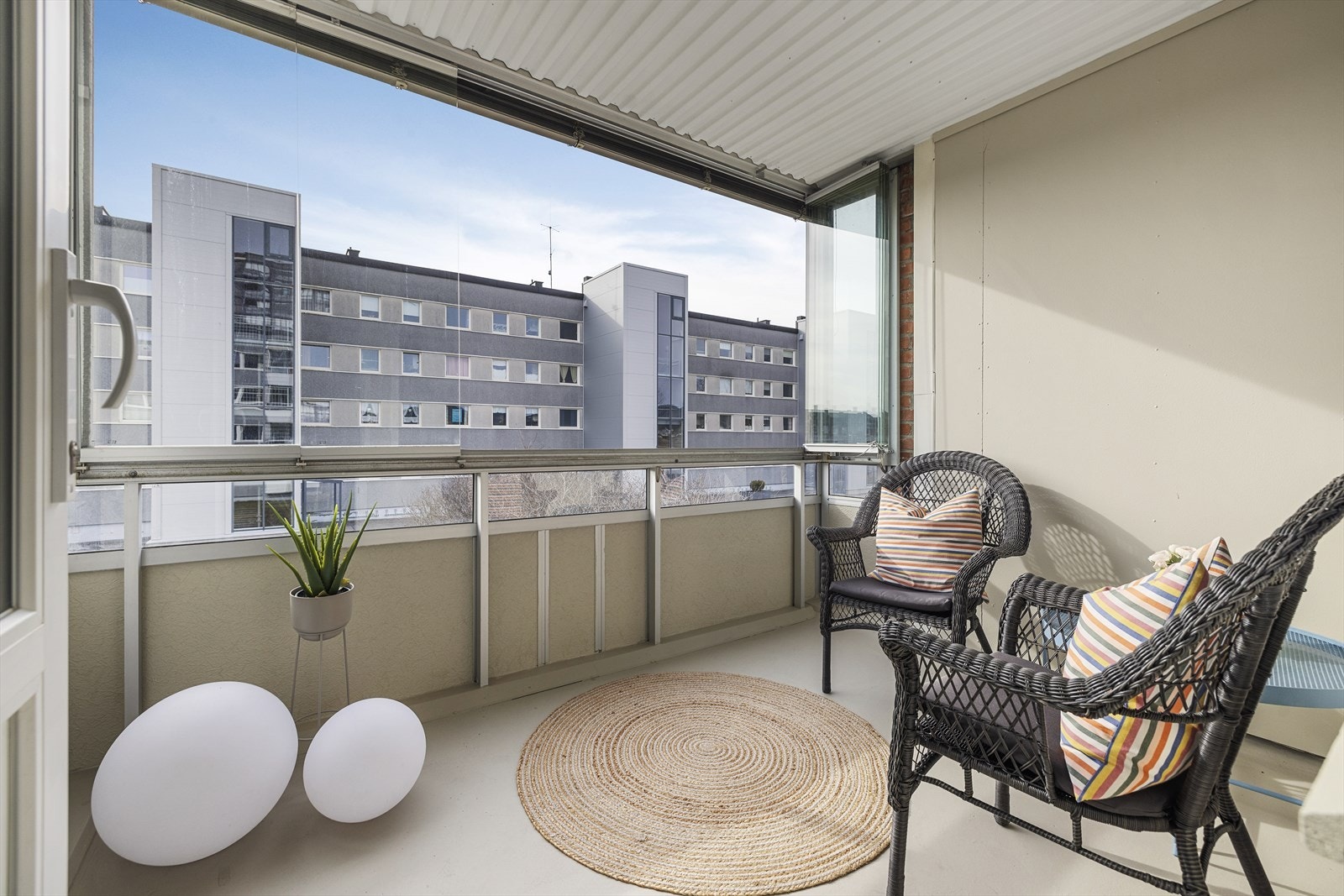 Fra spisestuen er det utgang til vestvendt innglasset balkong med god plass til sittegruppe Galleribilde