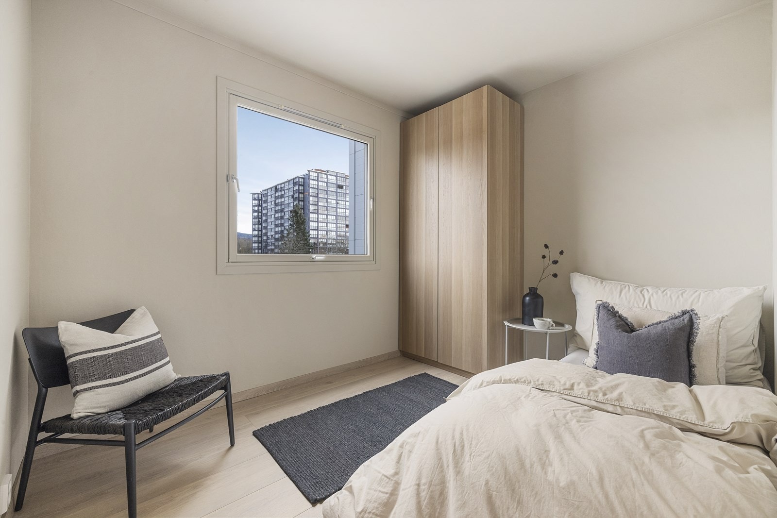 Soverom II har plass til seng og skrivebord, og er innredet med garderobeskap Galleribilde