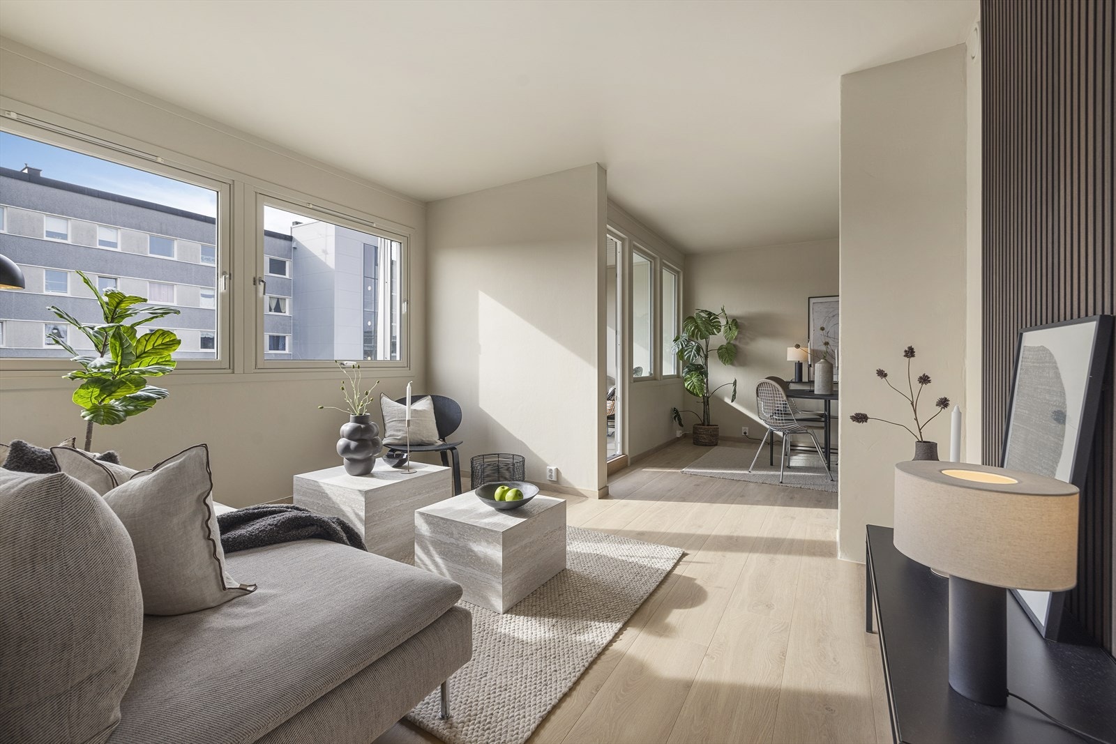 Stuen er lun og innbydende, med god plass til sofagruppe og øvrig møblement Galleribilde