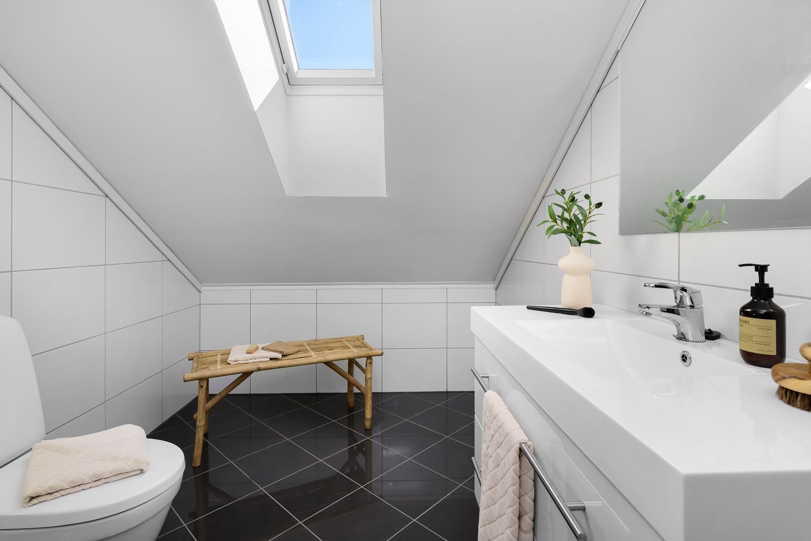 Badet er utstyrt med servant og toalett. Galleribilde