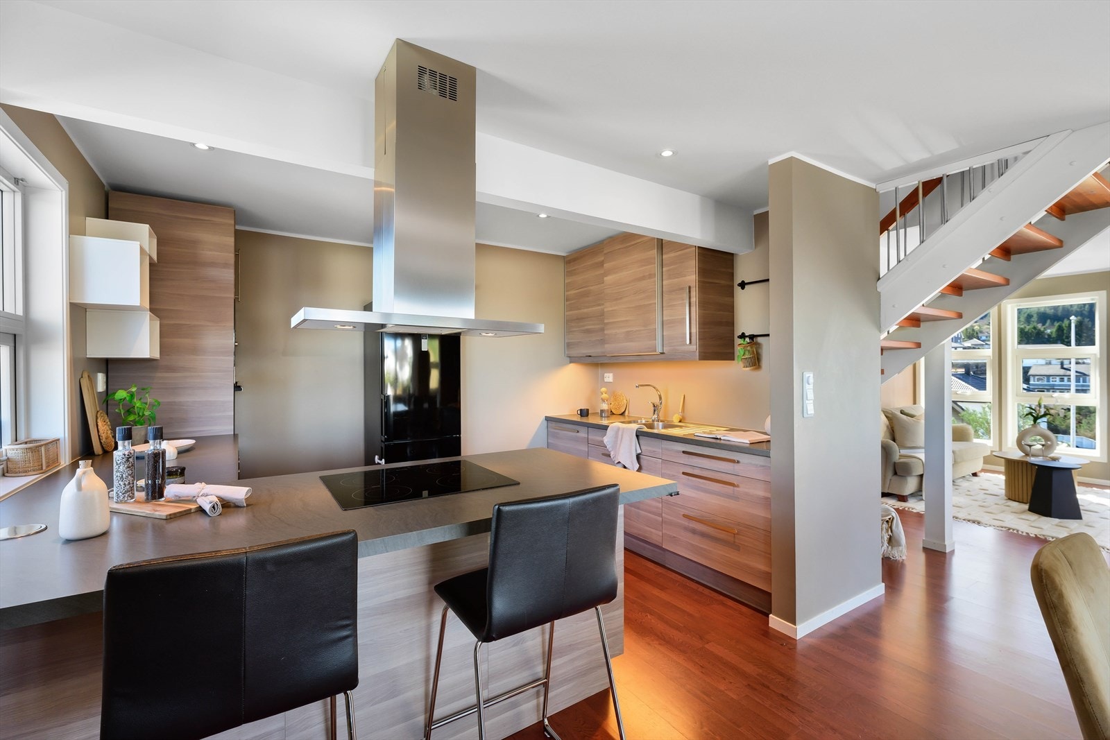 Praktisk kjøkkenløsning med rikelig skap og benkeplass. Galleribilde