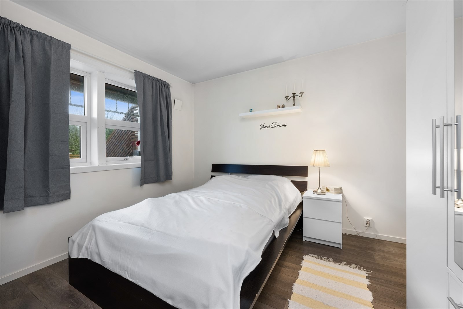 Soverom med inngang til garderoberom. Galleribilde