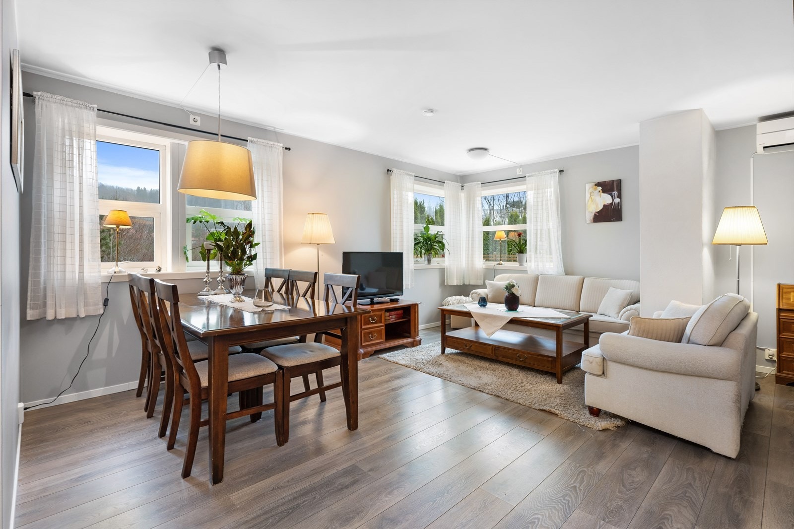 Romslig stue med plass til både sittegruppe og spiseplass. Galleribilde