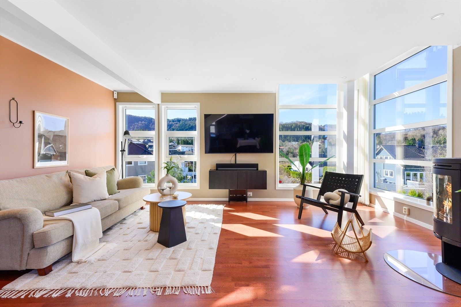 De store vindusflatene gir en lyd atmosfære. Galleribilde