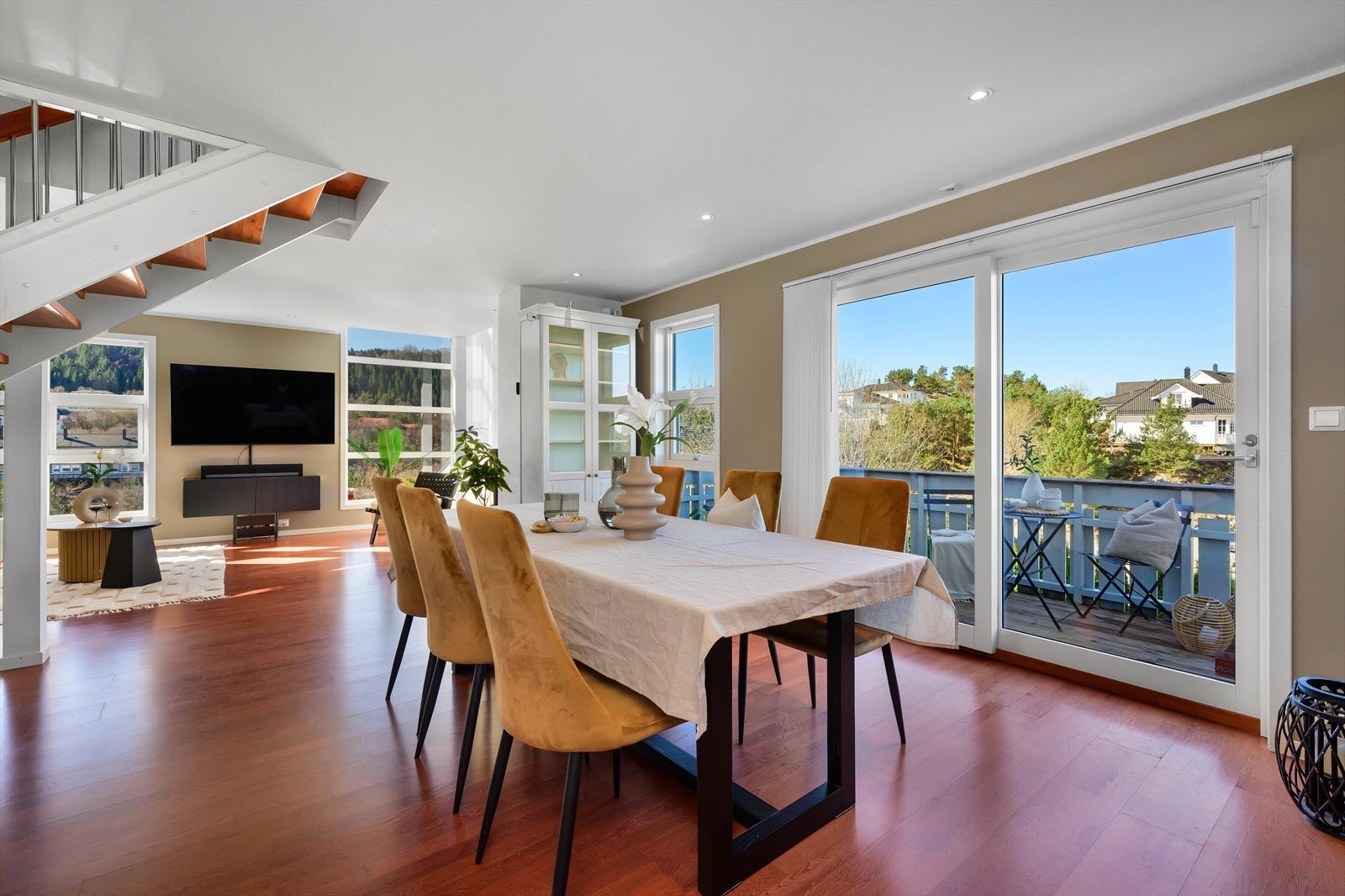 Fra spisestuen er det direkte utgang til balkongen og videre til uteplassen. Galleribilde