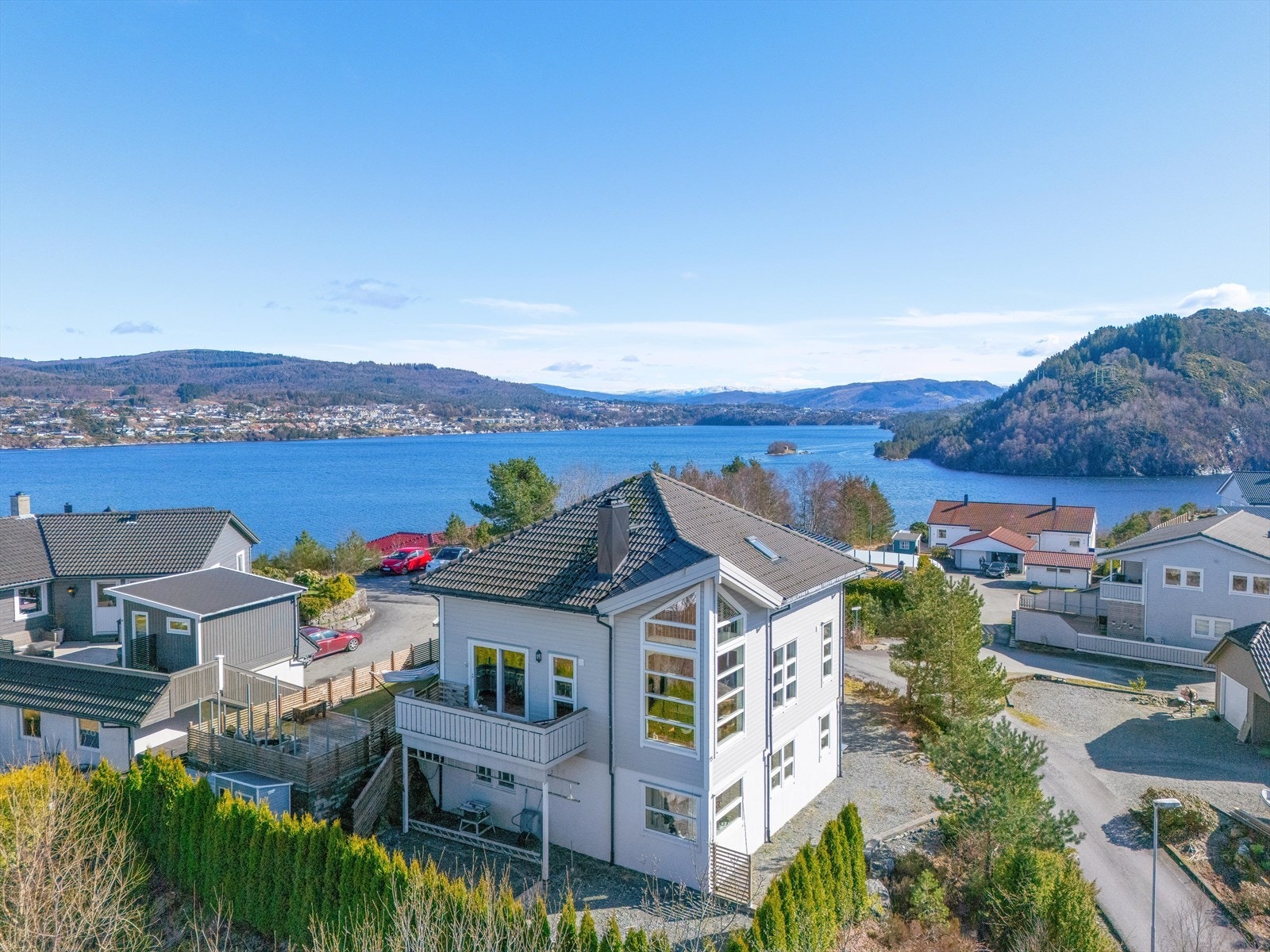 Boligen ligger på en høyde med nydelig sjøutsikt og gode solforhold. Galleribilde