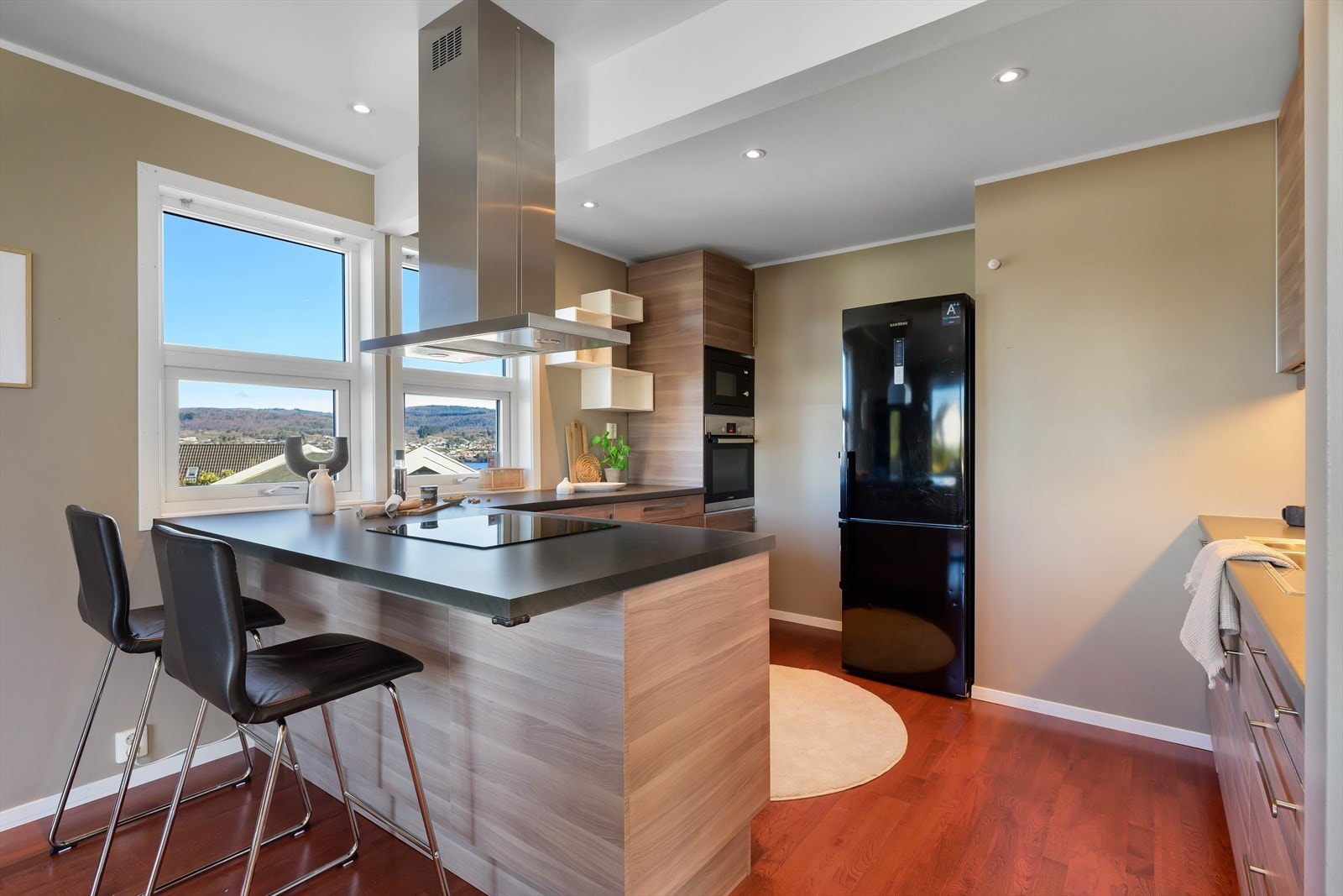 Her kan man sitte å nyte utsikten samtidig som man følger meg på kokken lage mat. Galleribilde