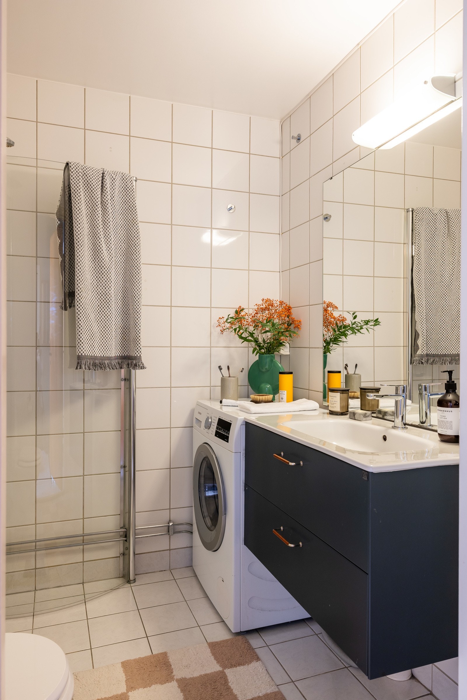 Bad oppgradert i regi av borettslaget i 2000. Opplegg for vaskemaskin og elektrisk gulvvarme. Tilgang til fellesvaskeri og tørkerom. Galleribilde