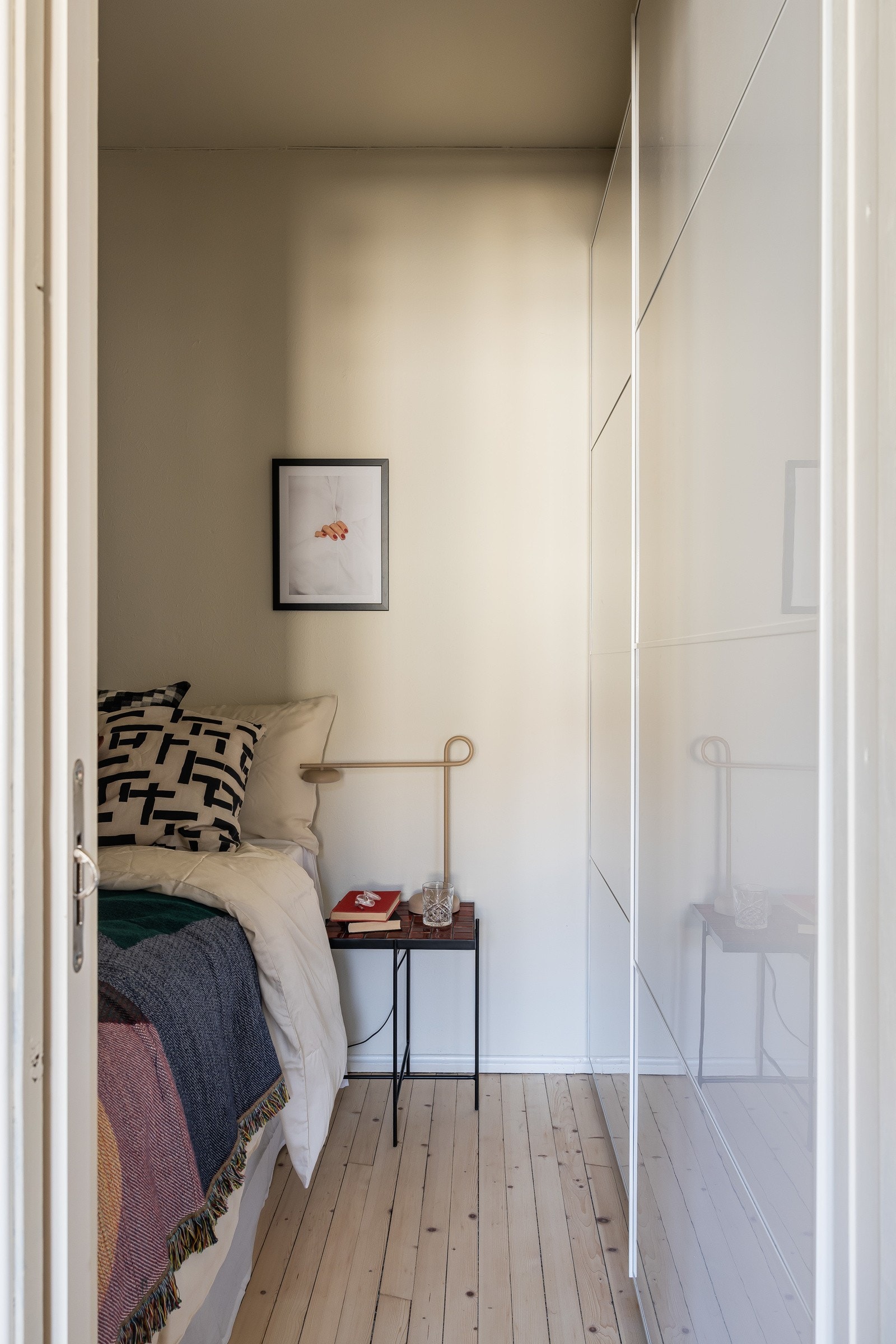 Alkove tilknyttet stue med skyvedørsgarderobe og plass til dobbeltseng. Galleribilde