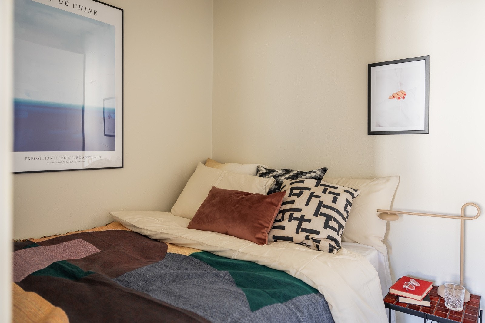 Alkoven har god dybde og er adskilt med skyvedør. Galleribilde