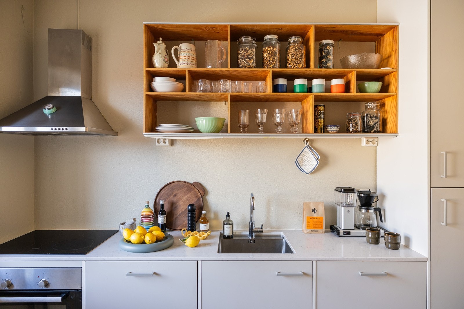 Stilfull innredning fra Kvik med samtlige hvitevarer integrert. Galleribilde