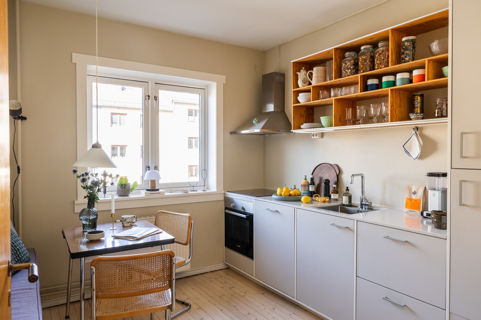 Separat kjøkken med mulighet for spiseplass. Galleribilde