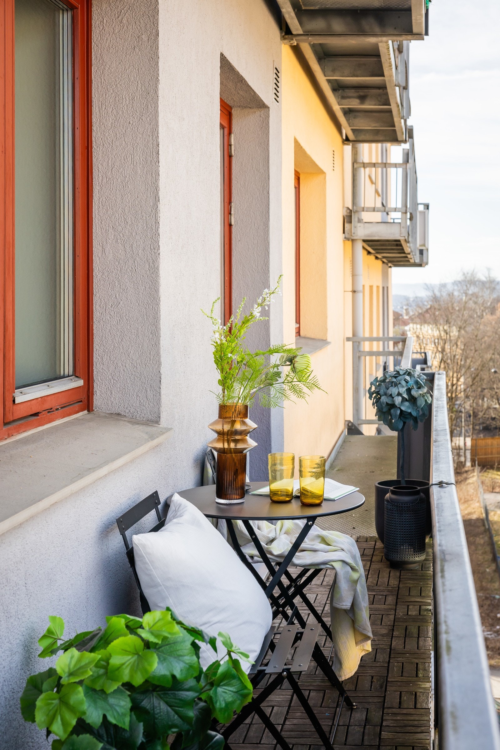 Solrik vestvendt brannbalkong. Det er ikke anledning til å etablere permanente møbler da det skal være fri rømingsvei. Galleribilde