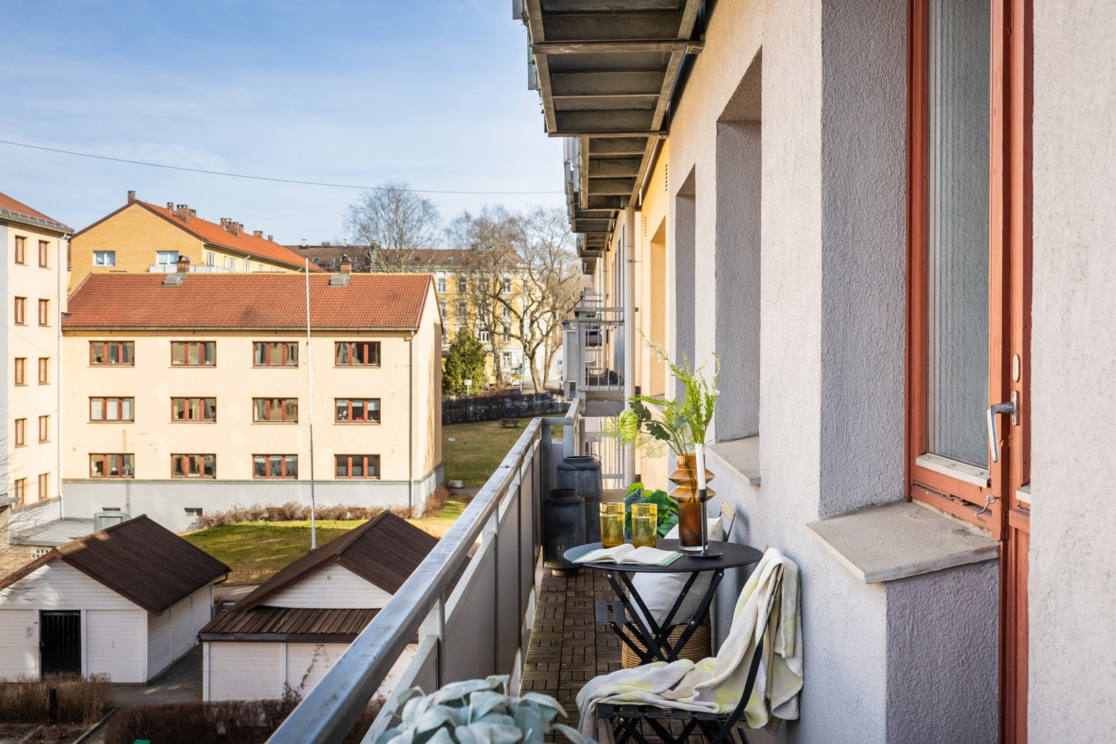 Brannbalkong vender mot rolige fellesareal. Det er ikke anledning til å etablere permanente møbler da brannbalkongen skal være fri rømningsvei. Galleribilde