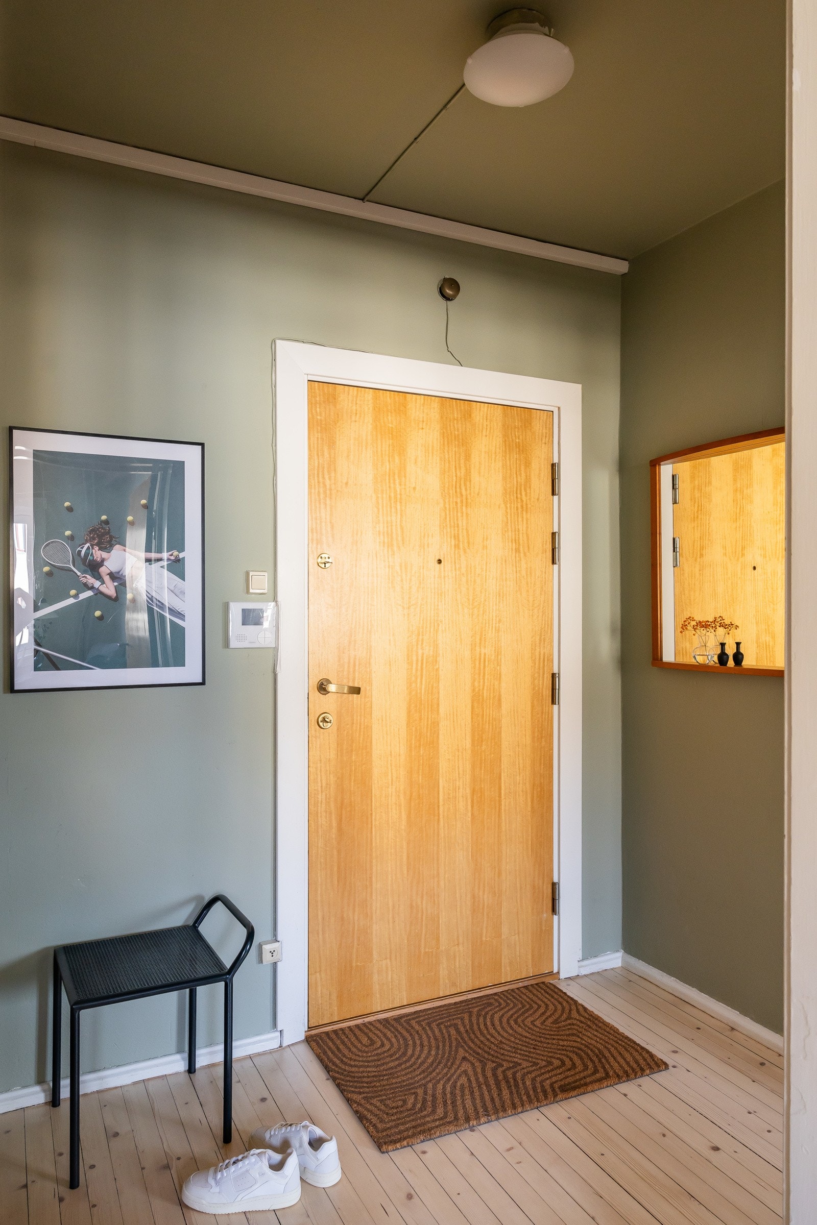 I fjerde etasje ønskes du velkommen av et lyst og hyggelig inngangsparti med nyslipte originale tregulv og god takhøyde. Galleribilde