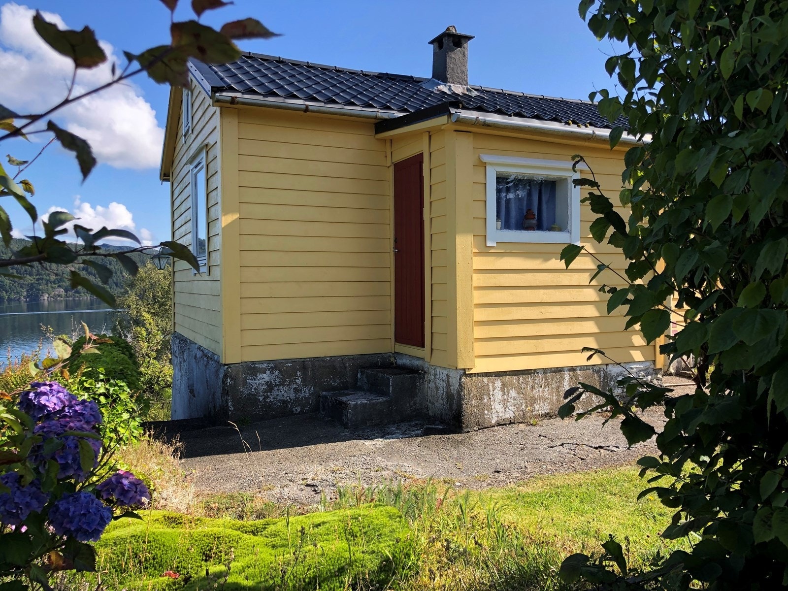 Inngangspartiet til hytten Galleribilde