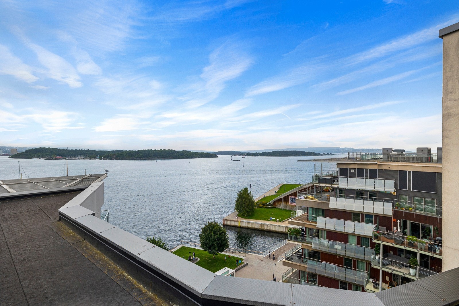 Herlig utsyn over fjorden, badeplasser og grøntområder. Galleribilde