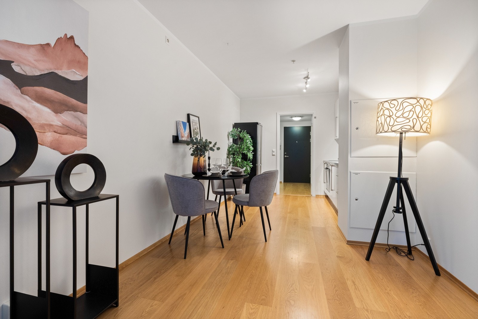 Stue og kjøkken i åpen løsning med naturlig plass for sofa- og spisegruppe. Galleribilde