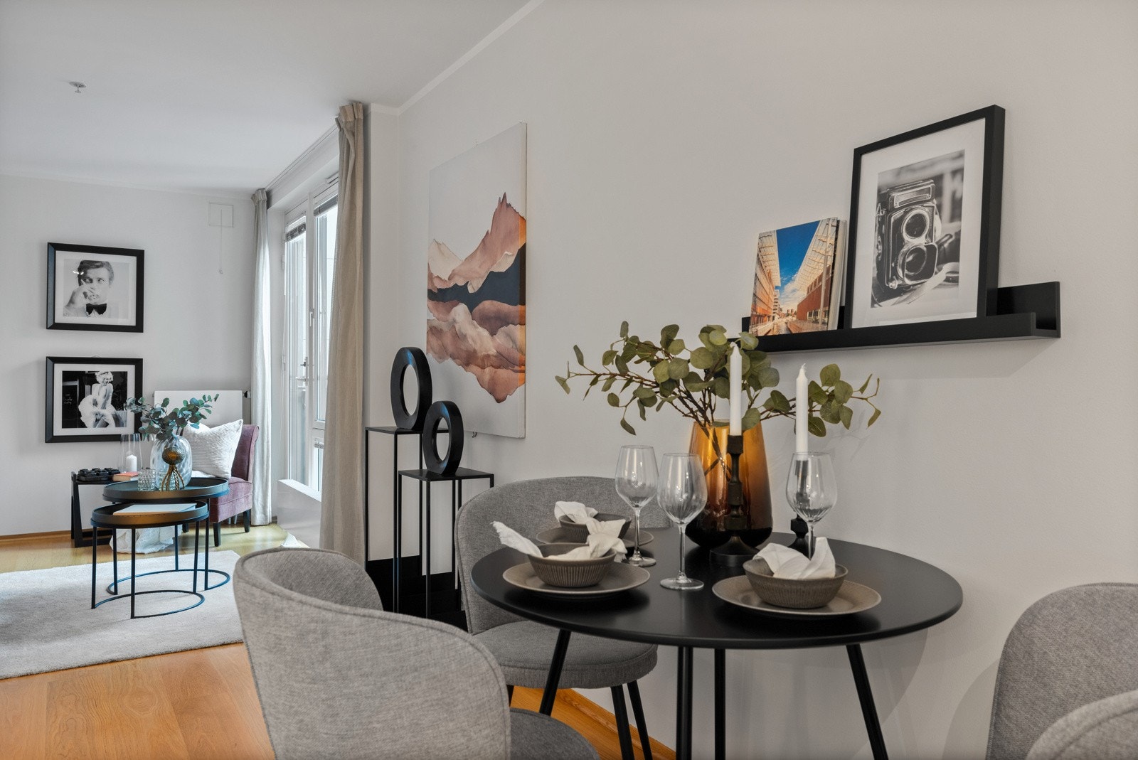 Naturlig plass for spisegruppe ved kjøkkenet. Galleribilde