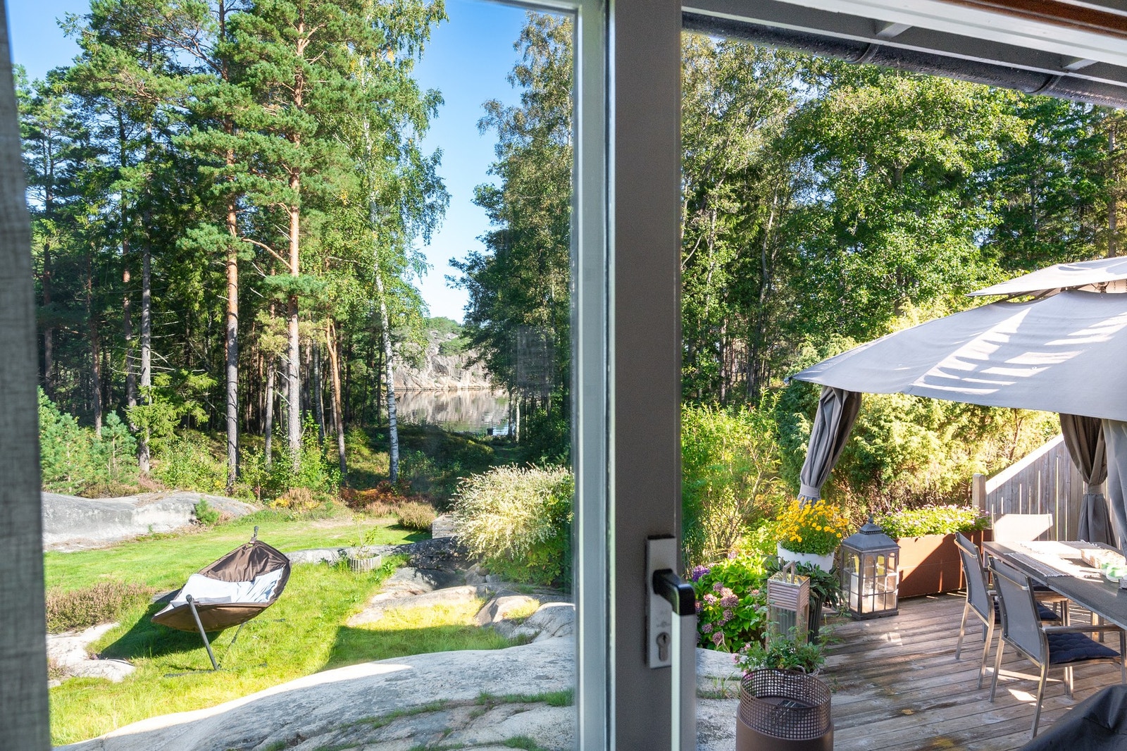 Uteplassen er virkelig et lite paradis hvor du kan nyte morgenkaffen. Galleribilde