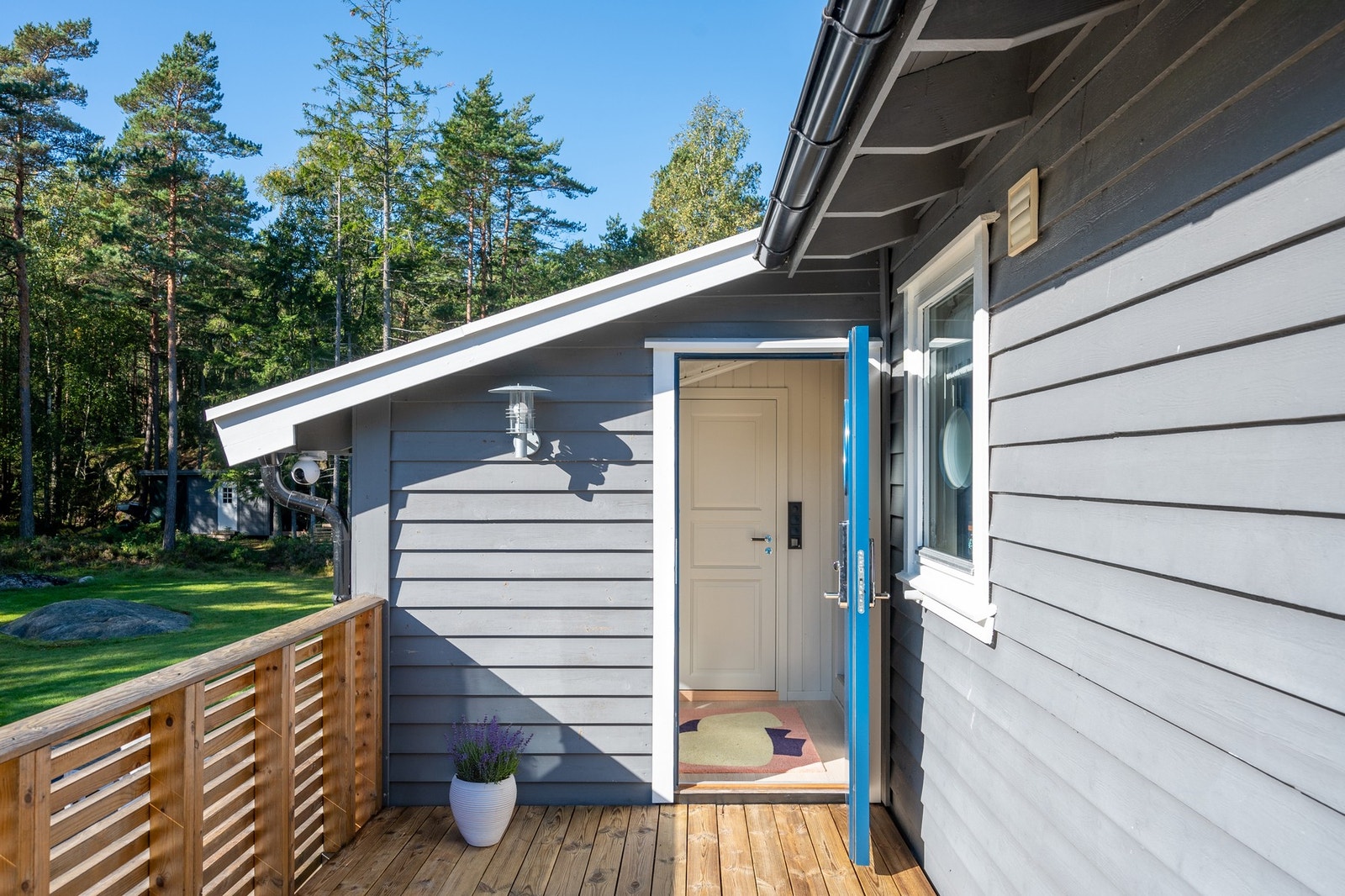 Inngangspartiet har en stor veranda som gir et innbydende og romslig førsteinntrykk. Galleribilde